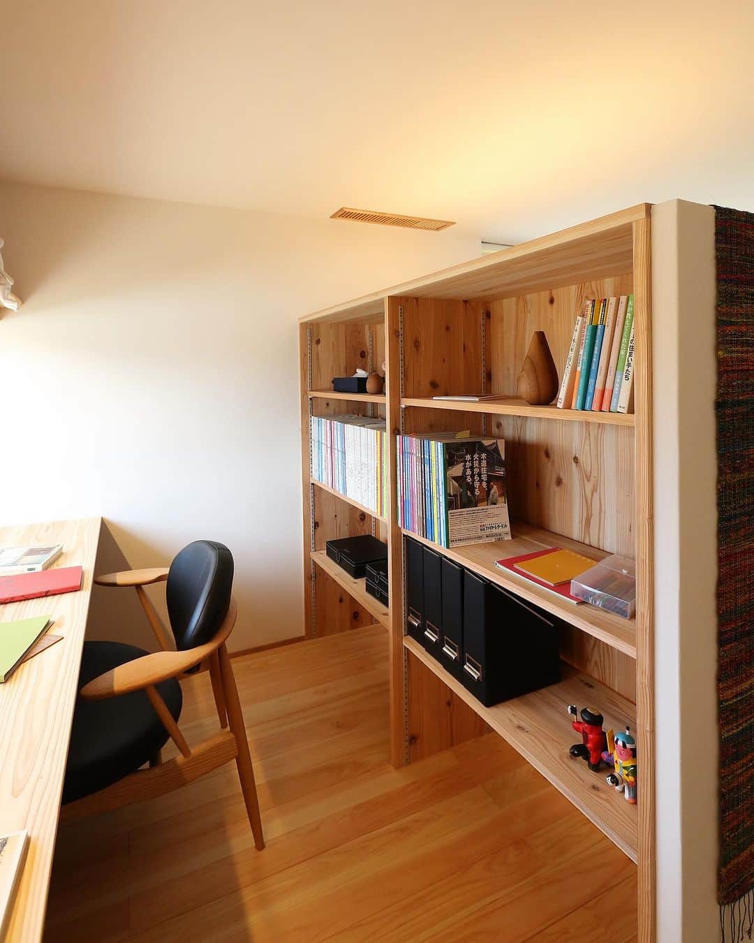 安成工務店さんのインスタグラム写真 - (安成工務店Instagram)「本棚の奥には半個室の書斎。本棚が壁の役割を果たし、少し籠り感のある落ち着く空間に。  more photos…@yasunari_komuten  ...............  💡暮らしの中の“ちょっといいな”を集めました @yasunari_life  💡安成工務店がご提案する家具ショップ @ecoshop_com  ...............  #安成工務店 #yasunari #工務店 #注文住宅 #住宅 #木の家 #木造 #一戸建て #新築 #マイホーム #省エネ住宅 #エネルギー自給 #自然素材 #OMソーラー #家 #無垢材 #山口県 #福岡県 #季節を楽しむ #津江杉 #珪藻土 #輪掛乾燥材 #家造り #和モダン #カッコイイ家 #家づくり記録」7月7日 10時02分 - yasunari_komuten