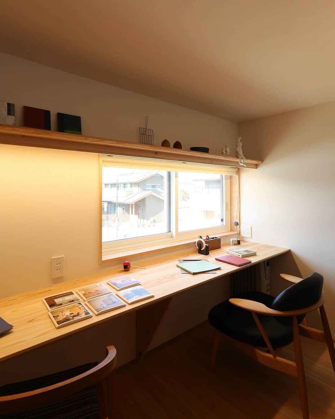 安成工務店さんのインスタグラム写真 - (安成工務店Instagram)「本棚の奥には半個室の書斎。本棚が壁の役割を果たし、少し籠り感のある落ち着く空間に。  more photos…@yasunari_komuten  ...............  💡暮らしの中の“ちょっといいな”を集めました @yasunari_life  💡安成工務店がご提案する家具ショップ @ecoshop_com  ...............  #安成工務店 #yasunari #工務店 #注文住宅 #住宅 #木の家 #木造 #一戸建て #新築 #マイホーム #省エネ住宅 #エネルギー自給 #自然素材 #OMソーラー #家 #無垢材 #山口県 #福岡県 #季節を楽しむ #津江杉 #珪藻土 #輪掛乾燥材 #家造り #和モダン #カッコイイ家 #家づくり記録」7月7日 10時02分 - yasunari_komuten