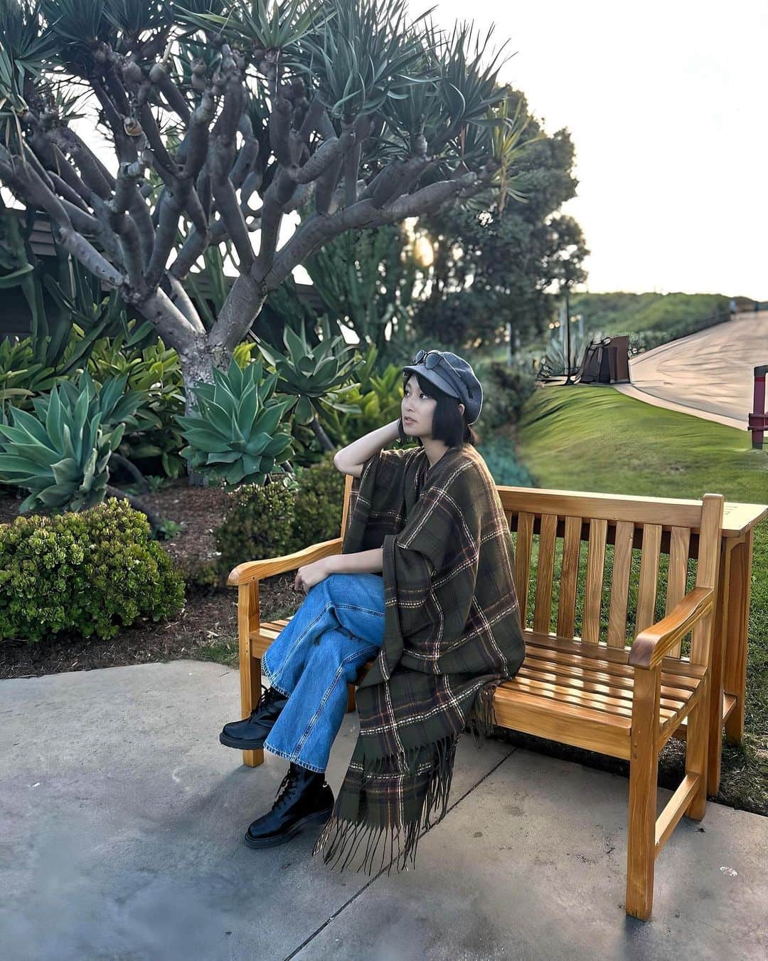 辻井美香のインスタグラム：「Girls Night Out! Our favorite spot😘  My poncho wraps me up warmly when it gets cold at night in Los Angeles.  女子会🍽️またSunsetを見にここにまた来てしまった♡  最近買ったお気に入りのポンチョは、夕方から寒くなるL.Aで大活躍♡  📍 Nelson's  〠100 Terranea Way, Rancho Palos Verdes, CA 90275  LAX ✈️から車で50分くらい。」