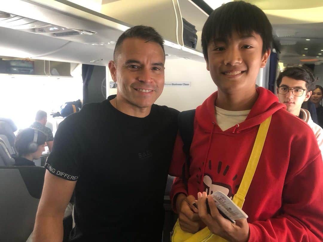 石塚啓次のインスタグラム：「行きの飛行機でサビオラ選手発見！ エエ人でした！  #石塚啓次 #YouTube #宵宵祇園  #yoiyoigion  #ブエナビスタデポルテ #buenavistadeporte #バルセロナ」