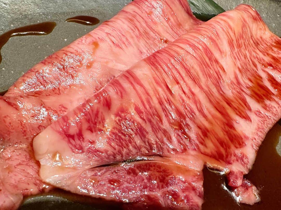 あべこさんのインスタグラム写真 - (あべこInstagram)「京都でいただいた美味しい信州牛✨  お肉の前にいただいた九条ネギのサラダが美味しくて、お肉も相当期待しちゃったのですが、焼肉も焼きすきもお寿司もみぞれしゃぶも全てやらわかくて本当に絶品でした💕また行きたいっっ‼️  #京都 #京都祇園和牛焼肉徳 #信州プレミアム牛肉」7月7日 10時11分 - abekopan