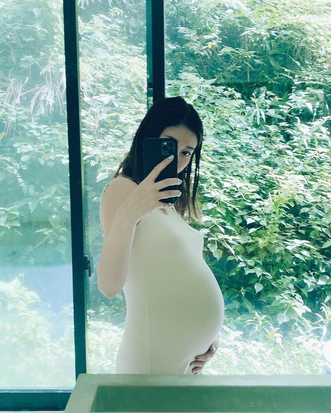 酒井景都のインスタグラム：「now  #31w3d   あと2ヶ月。きこ36wで産まれたからそんなに無いと思うけどね。37wまで頑張らないと今の産院では産めないのだ…がんばれ👶  そして綺麗にしてもらった　@nailsinc.jp のマニキュア🤍モルタルイメージした。🪨🫒🥥🪦◻️  #31週　#妊娠後期　#妊娠8ヶ月  #newnail #nailsinc #マタニティフォト  #マタニティフォトセルフ #maternity」