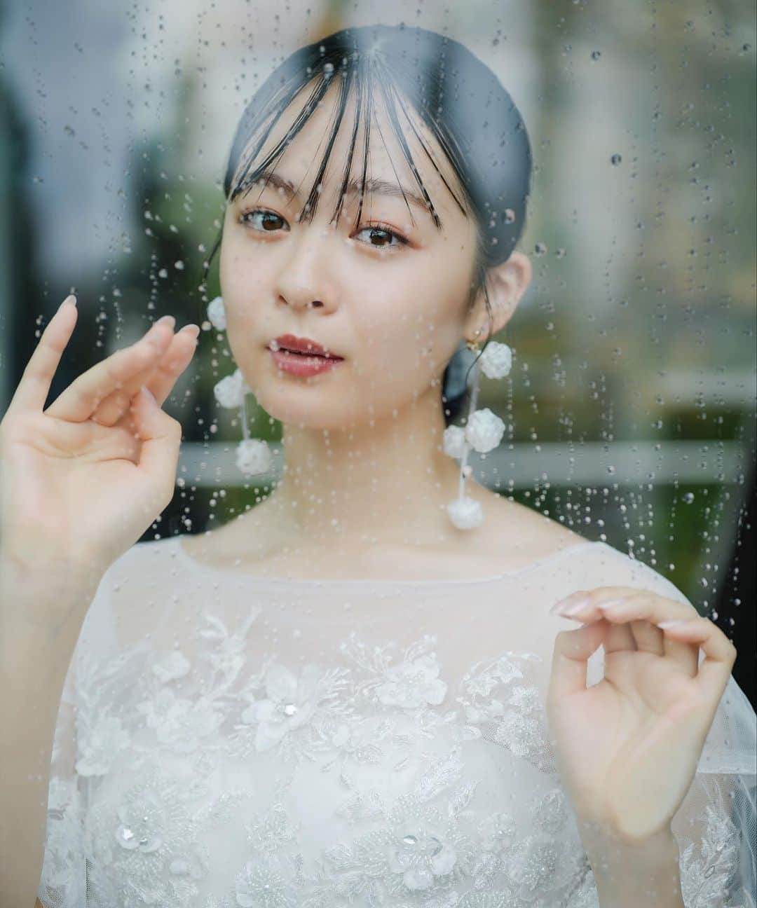 ♡プラコレWedding·⋆*さんのインスタグラム写真 - (♡プラコレWedding·⋆*Instagram)「. . PLACOLE＆DRESSY(プラコレ＆ドレシー) 7月cover 女優 莉子  『個性が煌めく魔法の言葉』 “100人の人生に100通りに煌めく魔法をかける"をテーマに創設された ラグジュアリーブランドであるPLACOLE ＆ DRESSY。 私たちはウェディングドレスを中心に最先端で 価値あるものを発信するファッションメディアです。 個性を大切にするブランドだからこそ、その人の中にある、 たくさんの個性も、自分自身を認めてあげたい、そんな思いを込めて。  - 莉子 2002年12月4日、神奈川県出身。 ドラマ「ブラックシンデレラ」で主演を務めて以降、 「ファイトソング(TBS)」や映画『君が落とした青空』や 『女子高生に殺されたい』など2022年は数々の話題作に14作品の出演を果たす。 今年初挑戦した舞台「聖なる怪物」の好演も話題を呼び、 日本テレビ系7月期新土曜ドラマ「最高の教師 1年後、私は生徒に■された」にも 出演が控える期待の若手女優。 . . #莉子 #カバーモデル #特別な時代を過ごす花嫁へ #プラコレ #DRESSY花嫁 #美花嫁図鑑 #farnyレポ #プレ花嫁 #卒花 #花嫁 #卒花嫁 #結婚 #結婚式 #プレゼント #ウェディングドレス #結婚観 #ウェディングフォト #取材 #インタビュー #芸能人 #女優 #モデル #プロポーズ #プロポーズされたら #ドレス迷子 #運命のドレス #dressyonline」7月7日 10時14分 - placole_dressy