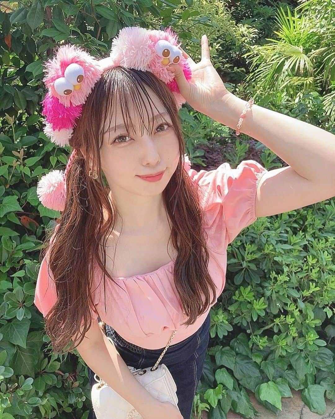 西原綾美のインスタグラム：「. 🎀🩷💓💗🌸🎀🩷💓💗🌸🎀🩷💓💗🌸🎀. . せっかくおめかししたのにジュラシックパークザライドでびしょ濡れ😭🥺笑 . . . #ユニバ #ユニバコーデ #ユニバーサルスタジオジャパン #モッピーコーデ #セサミストリートコーデ #大阪観光 #旅行コーデ #撮影会モデル #ジュラシックパークザライド #ユニバカチューシャ #ユニバデート #usjコーデ #usj撮り方マガジン #女子旅 #ピンクコーデ #夏コーデ #カメラ好きな人と繋がりたい #長身女子 #高身長女子 #japanesegirl #osaka #競輪好きな人と繋がりたい #sesamistreet #옷스타그램 #코디스타그램 #攝影 #旅遊攝影 #人像拍攝」