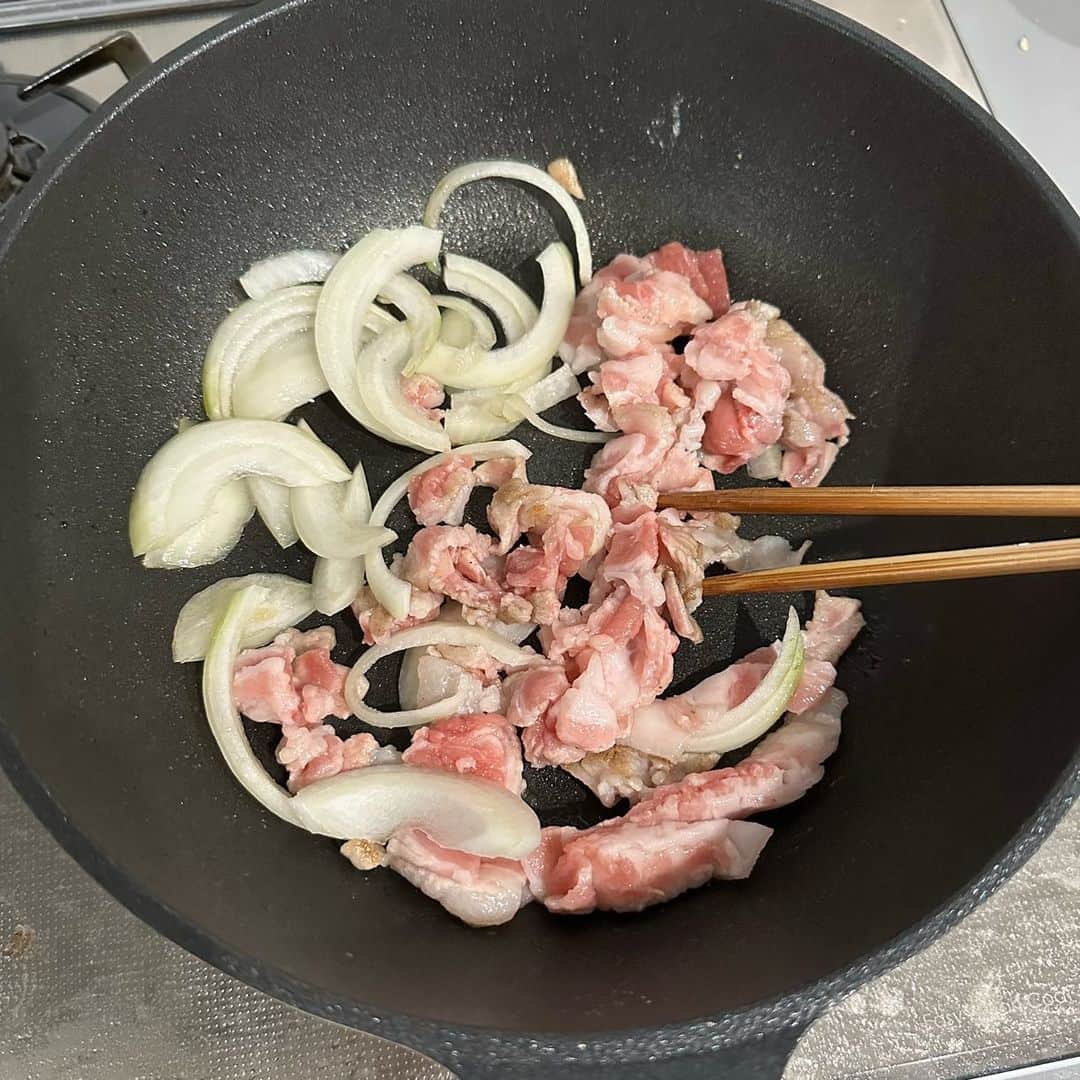 山本ゆりさんのインスタグラム写真 - (山本ゆりInstagram)「10分でできる晩御飯 ⁡ 【焼肉のタレで！ルーロー飯風】 ⁡ 台湾の煮込み豚肉がけご飯。 ⁡ 5年ほど前に揚げ玉ねぎや塊肉を使うレシピを載せたんですが、もっと手軽に薄切り肉で、焼肉のタレベースに作りました。(キッコーマン「わが家は焼肉屋さん」を使ったアジア料理シリーズの仕事で作ったものです。前のキンパ然り) ⁡ そしたらめちゃくちゃ美味しかったんでもう今度からコレでいいやんてなった。   お肉に片栗粉をまぶすことで短時間でもトロッと煮込んだ感じに仕上がります！酢をちょっと加えるのもポイント。 ⁡ こんな簡単とは思えない味なんで、良かったら作ってみて下さい。 ⁡ ------------------ ⁡ 材料（2人分) ・玉ねぎ…1/4個 ・豚バラ薄切り肉…250g ・片栗粉…小さじ2 ・ゴマ油…小さじ1 A砂糖、酢…各大さじ1/2 A焼き肉のタレ…大さじ4 A水…200ml ・あれば五香粉、なければ山椒…各少量。なんもなければ無しでもいいです！ ・好みでチンゲン菜…1/2株(100g) ・温かいご飯…茶碗大2杯分(400g) ・好みで半熟卵…適量  ※倍量作る場合、水の量は300mlくらいで良さそう ⁡ ①玉ねぎは薄切りにする。豚肉は1cm幅に切り片栗粉をまぶす。 ⁡ ②フライパンにゴマ油を熱して豚肉、玉ねぎを炒める。色が変わったらAを入れ、時々混ぜながら汁気がほぼなくなるまで煮詰め、あれば五香粉や山椒を加える。 ⁡ ③チンゲン菜は洗って水気がついたままラップに包み、電子レンジ(600W)で２分ほど加熱し(固ければ裏返して1 分チン)、ラップをはずして水にさらす。水気を絞って縦半分に切る。   ★本格的な見た目にしたくてチンゲン菜をベローンとのせてみたんですけど噛み切れなくてミィーーンと繊維が残ったんで、ザクザク切って乗せることを全力でお勧めします。   ④器にご飯を盛って②と③をのせ、好みで半熟卵を添える。 ⁡  #レシピ #簡単レシピ #おうちごはん #料理 #晩ご飯 #時短 #時短レシピ #ルーローファン #ルーロー飯 #アジア料理 #台湾グルメ #丼    ---------------話変-----------------  【掲載誌のお知らせ】  日本経済新聞出版さんの日経MOOKより「フリーランス＆副業で働く！実践ガイド」という本が出版されてます。   その中の[活躍するフリーランス＆パラレルワーカー　それぞれの生き方・働き方]の1人としてインタビューを掲載して頂きました。(2ページ)  私の話はレシピ本作った経緯とか仕事と家庭の両立できひんとかほのぼの系やけど、もっと役に立つ色んなジャンルの方のインタビューが載ってました。  他にも時間管理術や仕事環境の作り方、法律や確定申告の知識、インボイス制度など、フリーランスに必要な色んな知識が載ってるんで、フリーランスを目指す方、フリーランスの方、副業したい方にオススメです。  ご興味ある方は書店さんやAmazon、楽天などで手に取ってみてください。  いつもありがとうございます！」7月7日 10時23分 - yamamoto0507