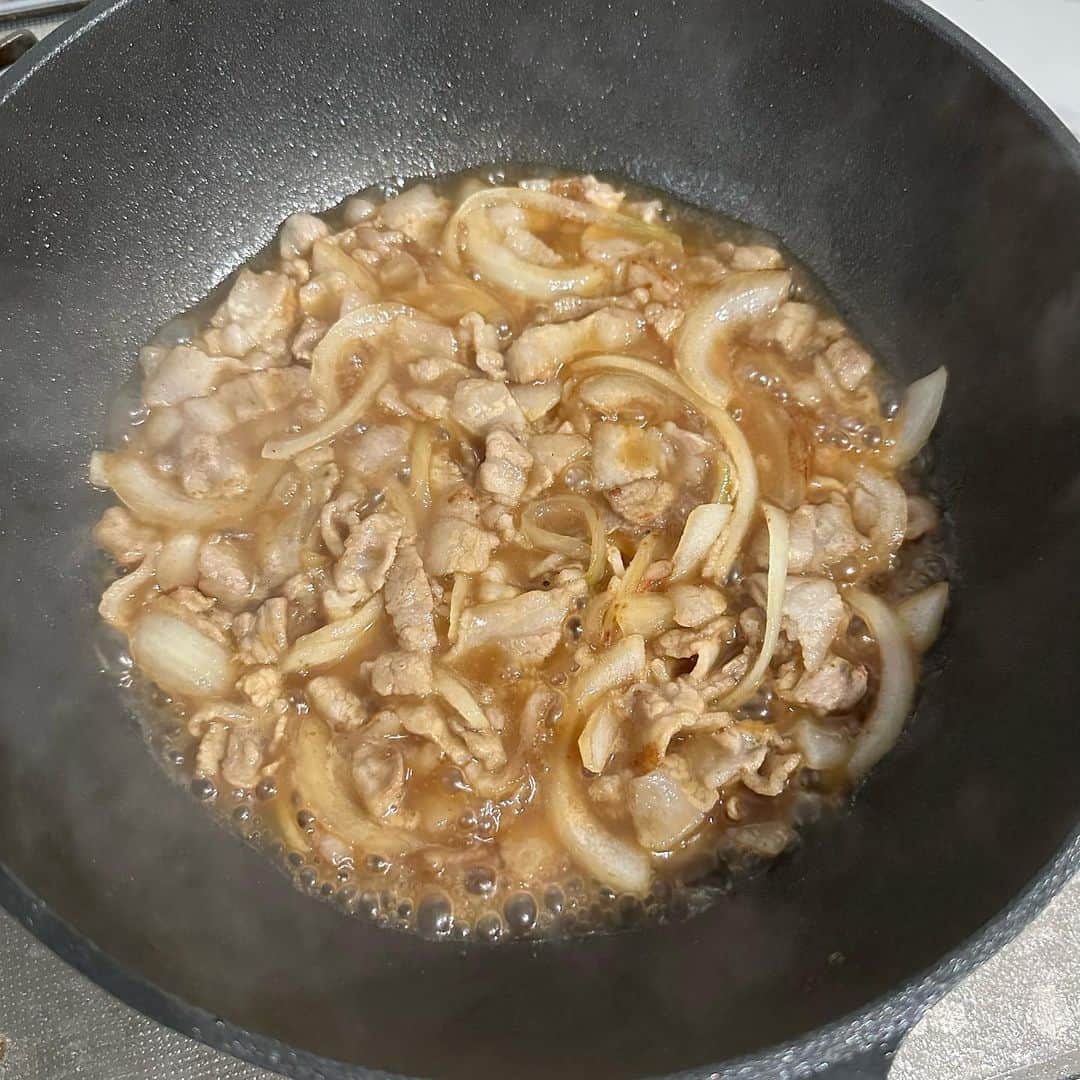山本ゆりさんのインスタグラム写真 - (山本ゆりInstagram)「10分でできる晩御飯 ⁡ 【焼肉のタレで！ルーロー飯風】 ⁡ 台湾の煮込み豚肉がけご飯。 ⁡ 5年ほど前に揚げ玉ねぎや塊肉を使うレシピを載せたんですが、もっと手軽に薄切り肉で、焼肉のタレベースに作りました。(キッコーマン「わが家は焼肉屋さん」を使ったアジア料理シリーズの仕事で作ったものです。前のキンパ然り) ⁡ そしたらめちゃくちゃ美味しかったんでもう今度からコレでいいやんてなった。   お肉に片栗粉をまぶすことで短時間でもトロッと煮込んだ感じに仕上がります！酢をちょっと加えるのもポイント。 ⁡ こんな簡単とは思えない味なんで、良かったら作ってみて下さい。 ⁡ ------------------ ⁡ 材料（2人分) ・玉ねぎ…1/4個 ・豚バラ薄切り肉…250g ・片栗粉…小さじ2 ・ゴマ油…小さじ1 A砂糖、酢…各大さじ1/2 A焼き肉のタレ…大さじ4 A水…200ml ・あれば五香粉、なければ山椒…各少量。なんもなければ無しでもいいです！ ・好みでチンゲン菜…1/2株(100g) ・温かいご飯…茶碗大2杯分(400g) ・好みで半熟卵…適量  ※倍量作る場合、水の量は300mlくらいで良さそう ⁡ ①玉ねぎは薄切りにする。豚肉は1cm幅に切り片栗粉をまぶす。 ⁡ ②フライパンにゴマ油を熱して豚肉、玉ねぎを炒める。色が変わったらAを入れ、時々混ぜながら汁気がほぼなくなるまで煮詰め、あれば五香粉や山椒を加える。 ⁡ ③チンゲン菜は洗って水気がついたままラップに包み、電子レンジ(600W)で２分ほど加熱し(固ければ裏返して1 分チン)、ラップをはずして水にさらす。水気を絞って縦半分に切る。   ★本格的な見た目にしたくてチンゲン菜をベローンとのせてみたんですけど噛み切れなくてミィーーンと繊維が残ったんで、ザクザク切って乗せることを全力でお勧めします。   ④器にご飯を盛って②と③をのせ、好みで半熟卵を添える。 ⁡  #レシピ #簡単レシピ #おうちごはん #料理 #晩ご飯 #時短 #時短レシピ #ルーローファン #ルーロー飯 #アジア料理 #台湾グルメ #丼    ---------------話変-----------------  【掲載誌のお知らせ】  日本経済新聞出版さんの日経MOOKより「フリーランス＆副業で働く！実践ガイド」という本が出版されてます。   その中の[活躍するフリーランス＆パラレルワーカー　それぞれの生き方・働き方]の1人としてインタビューを掲載して頂きました。(2ページ)  私の話はレシピ本作った経緯とか仕事と家庭の両立できひんとかほのぼの系やけど、もっと役に立つ色んなジャンルの方のインタビューが載ってました。  他にも時間管理術や仕事環境の作り方、法律や確定申告の知識、インボイス制度など、フリーランスに必要な色んな知識が載ってるんで、フリーランスを目指す方、フリーランスの方、副業したい方にオススメです。  ご興味ある方は書店さんやAmazon、楽天などで手に取ってみてください。  いつもありがとうございます！」7月7日 10時23分 - yamamoto0507