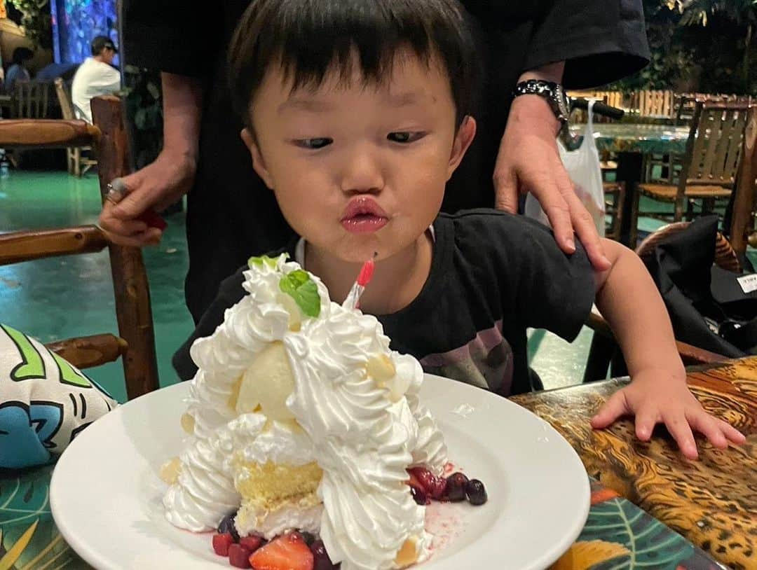 友稀サナさんのインスタグラム写真 - (友稀サナInstagram)「家族で甥っ子のお誕生日会🎂🎊 6歳…☺️🙌✨ ありきたりな話だけど、、、この前まで赤ちゃんだったのにｨ…🥲 って気持ち🤣♡来年小学生だなんて🫨🎒 . ほんっっっとに優しくて家族想いの子🥺✨ うちの兄妹ともいつも沢山遊んでくれてありがとう❤️ . ある時甥っ子に「あのさぁ、兄さん(息子)ってまだお喋りが上手じゃないじゃん？いつか普通に喋るかもしれないし、もしかしたらこのままずっと喋るのが苦手な子かもしれんのだけど、それでもこれからも遊んであげくれる？」って話をした事があるんだけど。 「え？いいよ。だって兄(息子)はずっと兄じゃん。」って 話してくれて。 甥っ子からしたらうちの息子はこれからもただの息子でしかなくて、もし障害があったとしても無かったとしても何も変わらないんだな って思ったらまじ涙ちょちょぎれた🥲✨ ダーリんありがとう。 そうだよね。 兄さんは兄さんだ。 これからもずっとただの息子だ。 . バースデーケーキのロウソク消した過ぎてまるで自分が主役かの ように出しゃばるうちの兄さんに怒る事もせず、何回も2人で ロウソク消してた🤣❤️‍🔥 . 早く妹組の絡みも見たいな🩷 2人共プリンセスのドレス着てお誕生日会とかやる日が来るのかな🥺🫶はよ見てえ🤤🩷 . ダーリん🎂 6歳のお誕生日おめでとう🎊 いつも勉強頑張ってるね📚 うちでやったプール遊びを発表会でスピーチするって聞いて いやもっと日々素敵な思い出作ってるやろwってなったけど🤣 甥っ子の中ではきっと凄く楽しかった思い出になれたんだな🤭✨ 今年の夏は沢山プールやって、みんなでガングロギャルに(←) なろうぜ〜🌈🌺🌞‼️ . . . #お誕生日#お誕生日会 #6歳#6歳男の子#6歳誕生日  #甥っ子#甥っ子グラム  #レインフォレストカフェ #イクスピアリ #急に決まった  #夜中に会場探し #姉と会議 #誕生日会の話が #ミミズの話 #🪱 #なんの話」7月7日 10時23分 - sana0810yuuki