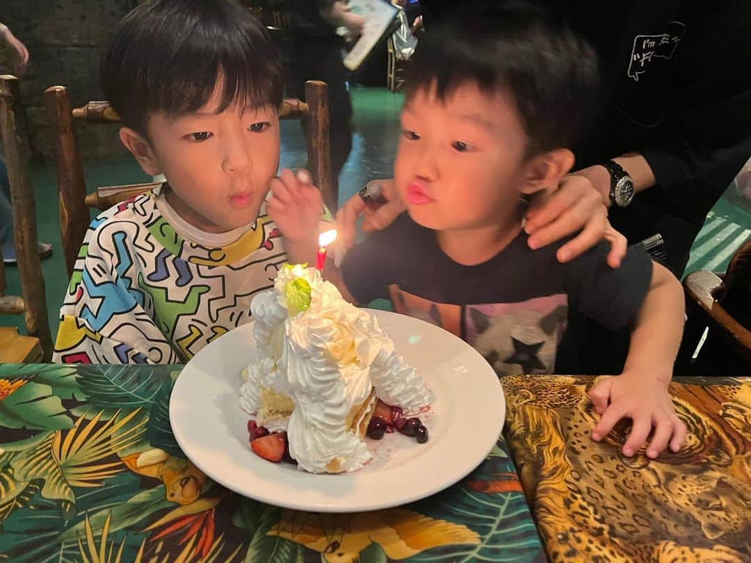 友稀サナさんのインスタグラム写真 - (友稀サナInstagram)「家族で甥っ子のお誕生日会🎂🎊 6歳…☺️🙌✨ ありきたりな話だけど、、、この前まで赤ちゃんだったのにｨ…🥲 って気持ち🤣♡来年小学生だなんて🫨🎒 . ほんっっっとに優しくて家族想いの子🥺✨ うちの兄妹ともいつも沢山遊んでくれてありがとう❤️ . ある時甥っ子に「あのさぁ、兄さん(息子)ってまだお喋りが上手じゃないじゃん？いつか普通に喋るかもしれないし、もしかしたらこのままずっと喋るのが苦手な子かもしれんのだけど、それでもこれからも遊んであげくれる？」って話をした事があるんだけど。 「え？いいよ。だって兄(息子)はずっと兄じゃん。」って 話してくれて。 甥っ子からしたらうちの息子はこれからもただの息子でしかなくて、もし障害があったとしても無かったとしても何も変わらないんだな って思ったらまじ涙ちょちょぎれた🥲✨ ダーリんありがとう。 そうだよね。 兄さんは兄さんだ。 これからもずっとただの息子だ。 . バースデーケーキのロウソク消した過ぎてまるで自分が主役かの ように出しゃばるうちの兄さんに怒る事もせず、何回も2人で ロウソク消してた🤣❤️‍🔥 . 早く妹組の絡みも見たいな🩷 2人共プリンセスのドレス着てお誕生日会とかやる日が来るのかな🥺🫶はよ見てえ🤤🩷 . ダーリん🎂 6歳のお誕生日おめでとう🎊 いつも勉強頑張ってるね📚 うちでやったプール遊びを発表会でスピーチするって聞いて いやもっと日々素敵な思い出作ってるやろwってなったけど🤣 甥っ子の中ではきっと凄く楽しかった思い出になれたんだな🤭✨ 今年の夏は沢山プールやって、みんなでガングロギャルに(←) なろうぜ〜🌈🌺🌞‼️ . . . #お誕生日#お誕生日会 #6歳#6歳男の子#6歳誕生日  #甥っ子#甥っ子グラム  #レインフォレストカフェ #イクスピアリ #急に決まった  #夜中に会場探し #姉と会議 #誕生日会の話が #ミミズの話 #🪱 #なんの話」7月7日 10時23分 - sana0810yuuki