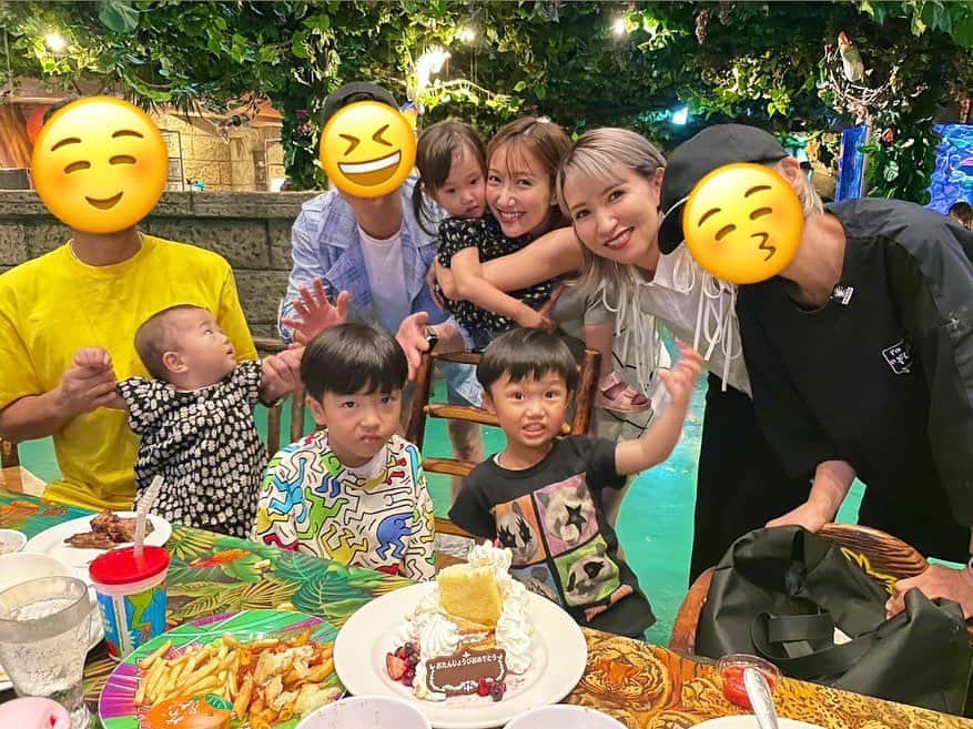 友稀サナさんのインスタグラム写真 - (友稀サナInstagram)「家族で甥っ子のお誕生日会🎂🎊 6歳…☺️🙌✨ ありきたりな話だけど、、、この前まで赤ちゃんだったのにｨ…🥲 って気持ち🤣♡来年小学生だなんて🫨🎒 . ほんっっっとに優しくて家族想いの子🥺✨ うちの兄妹ともいつも沢山遊んでくれてありがとう❤️ . ある時甥っ子に「あのさぁ、兄さん(息子)ってまだお喋りが上手じゃないじゃん？いつか普通に喋るかもしれないし、もしかしたらこのままずっと喋るのが苦手な子かもしれんのだけど、それでもこれからも遊んであげくれる？」って話をした事があるんだけど。 「え？いいよ。だって兄(息子)はずっと兄じゃん。」って 話してくれて。 甥っ子からしたらうちの息子はこれからもただの息子でしかなくて、もし障害があったとしても無かったとしても何も変わらないんだな って思ったらまじ涙ちょちょぎれた🥲✨ ダーリんありがとう。 そうだよね。 兄さんは兄さんだ。 これからもずっとただの息子だ。 . バースデーケーキのロウソク消した過ぎてまるで自分が主役かの ように出しゃばるうちの兄さんに怒る事もせず、何回も2人で ロウソク消してた🤣❤️‍🔥 . 早く妹組の絡みも見たいな🩷 2人共プリンセスのドレス着てお誕生日会とかやる日が来るのかな🥺🫶はよ見てえ🤤🩷 . ダーリん🎂 6歳のお誕生日おめでとう🎊 いつも勉強頑張ってるね📚 うちでやったプール遊びを発表会でスピーチするって聞いて いやもっと日々素敵な思い出作ってるやろwってなったけど🤣 甥っ子の中ではきっと凄く楽しかった思い出になれたんだな🤭✨ 今年の夏は沢山プールやって、みんなでガングロギャルに(←) なろうぜ〜🌈🌺🌞‼️ . . . #お誕生日#お誕生日会 #6歳#6歳男の子#6歳誕生日  #甥っ子#甥っ子グラム  #レインフォレストカフェ #イクスピアリ #急に決まった  #夜中に会場探し #姉と会議 #誕生日会の話が #ミミズの話 #🪱 #なんの話」7月7日 10時23分 - sana0810yuuki