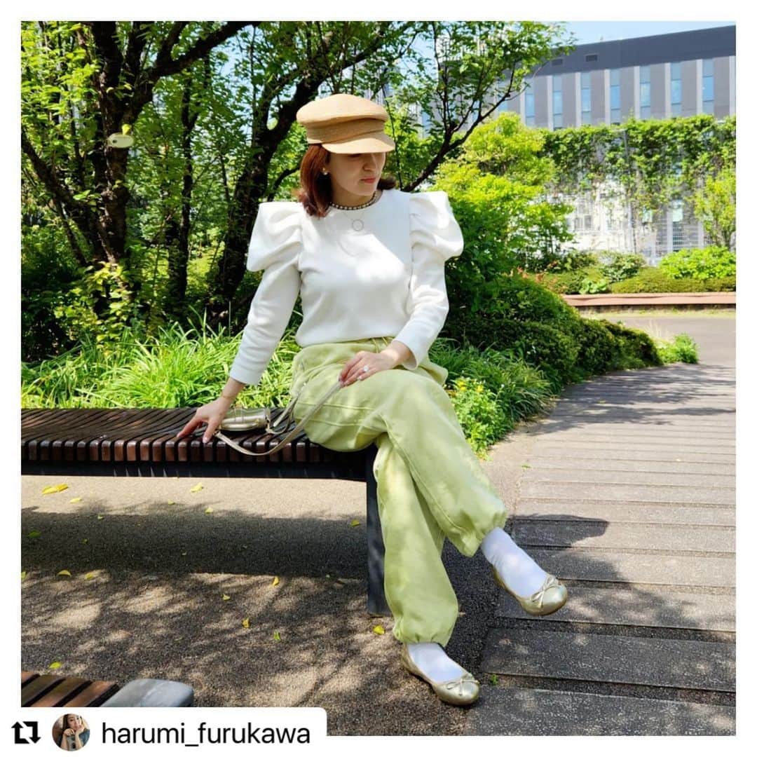 のインスタグラム：「⋈ Thank you! @harumi_furukawa  ⁡ 【FRANKIE(GOLD)】 21059NP 8,360円(税込) ⁡ #butterflytwists #バタフライツイスト #butterflytwistsfordaily #butterflytwistsfortravel ⁡ ・・・ ⁡ バタフライ🦋ツイスト 折りたたみ可能な フラットシューズ @butterflytwists_jp  ⁡ デイリー使いで 赤とゴールドはマストで 揃えている ぺたんこ靴 ⁡ 子供たちの学校用として 愛用していたけど 機能も進化し なによりデザインが豊富★ ⁡ ゼブラやレオパード柄も ぺたんこ だからカワイイのよね ⁡ #バタフライツイスト #バレエシューズ #ゴールドシューズ #butterflytwists #butterflytwistsfordaily #butterflytwistsfortravel #PR」