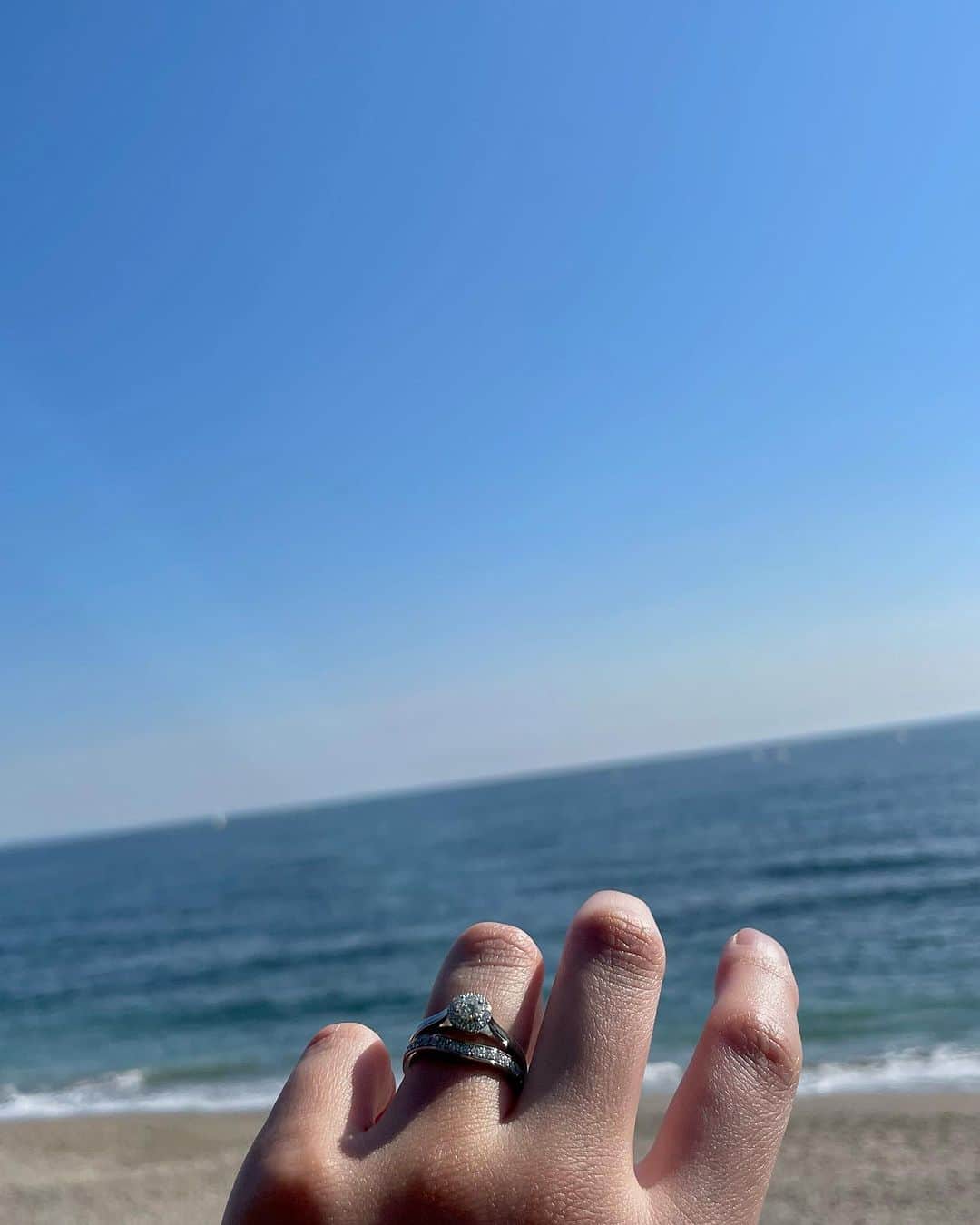 持永真実のインスタグラム：「本日7/7は 2回目の結婚記念日  仕事で不在だけど 朝イチメッセージくれました👨🏻💌 来週から沖縄旅行なので楽しみ😎  いつもいろんな節目やイベント時に 手紙を書いているけど 毎回書いてることほぼ一緒だなって思った。 この先もずっと変わらない手紙を書きたいです☺️  (念願だった)指輪は 去年の10月に贈ってもらいました🤭💍  そして我が家の決意表明のような短冊2023。笑  ただただみんなが幸せで在りますように🎋🙏💫  #七夕 #結婚記念日」