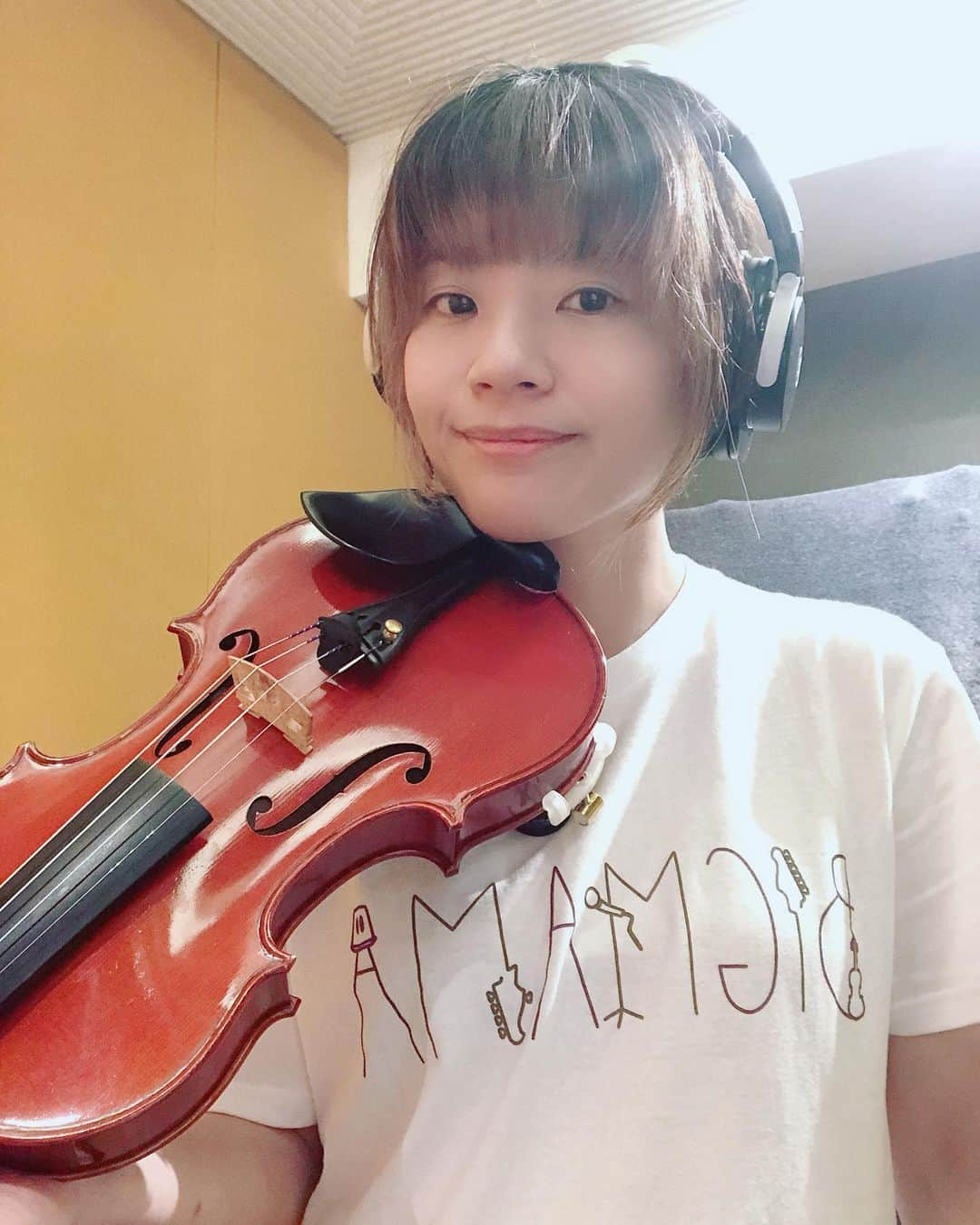 東出真緒さんのインスタグラム写真 - (東出真緒Instagram)「レコーディング終了🎻 新しい曲達は どれも強い力を秘めてます。 きっとこれからスタメンになる曲達。  早くお披露目したいな。  新作Tシャツも可愛い。 着心地がええかんじ👍🏻 通販始まってまーす。  Recording is finished 🎻. The new songs All of the new songs have strong power. I can't wait to show them off.  #violin #recording #BIGMAMA」7月7日 10時33分 - mao_bigmama_vn