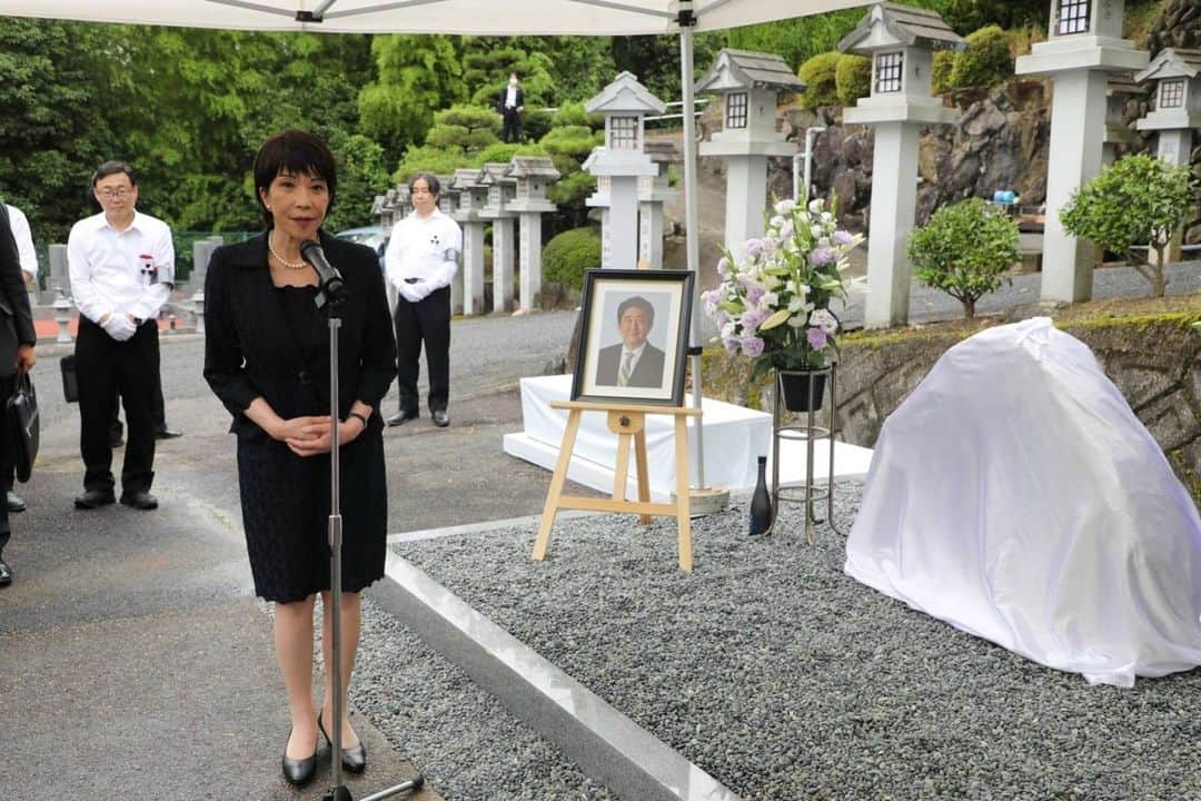 高市早苗のインスタグラム：「7月1日 故 安倍晋三元総理「留魂碑」除幕式」