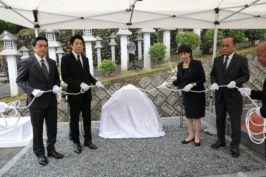 高市早苗のインスタグラム：「7月1日 故 安倍晋三元総理「留魂碑」除幕式」