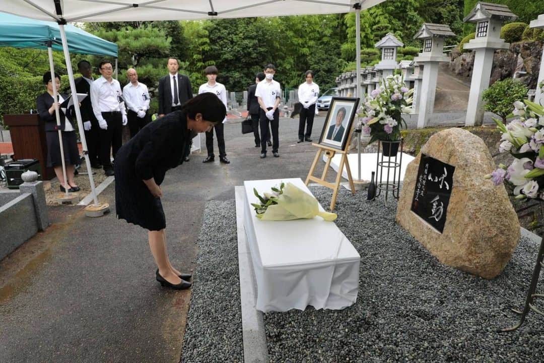 高市早苗のインスタグラム：「7月1日 故 安倍晋三元総理「留魂碑」除幕式」