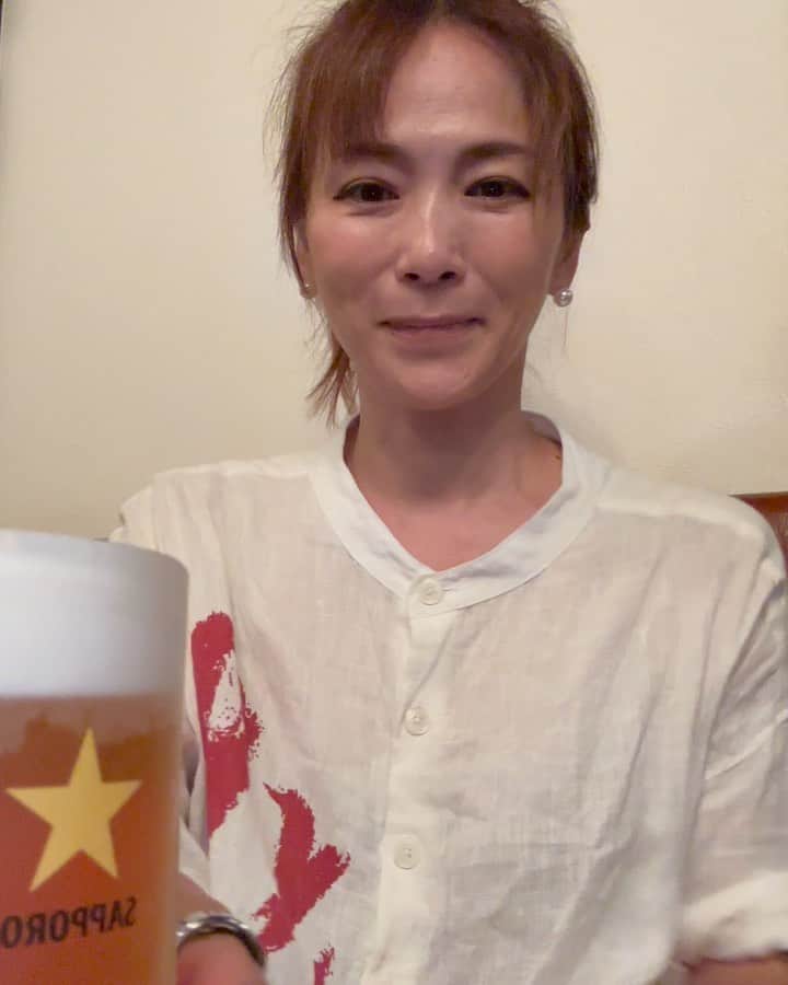 のインスタグラム：「★ 〜ヤッコの酒旅〜 「比呂」@六本木 https://s.tabelog.com/tokyo/A1307/A130701/13096378/  六本木の交差点からすぐの俳優座裏にも50年以上続いている酔いお店があるよあるよ！と何度も聞いていて、この夜30分一本勝負で行ってきました。  野球観戦後だったのでラストオーダー直前の時間帯でしたが、お店の方は嫌な顔ひとつせず！皆さんにこやかに応対してくださる！  「はい、好きになりました」 🤣着席前に思ったことでした。  看板的メニューとのことで、明石焼きを注文。ふわふわだから、お出汁にくぐらせると、お箸を持つ指の力加減に緊張🤣  画像は見事に茶色オンパレードですが💦 呑兵衛に刺さるメニューばかりだったわけです、はい。 次回は時間にゆとりある時に行って、もっと色々とつまんでみたい！ また絶対に来る！と心に誓ってビルを出ました。  20代前半の頃、この辺りの「いかたろう」という居酒屋🏮に何度も行っていたことを久しぶりに思い出した夜。  どの街にも落ち着く酔いお店があるって素晴らしいことだ！  NO ALCOHOL, NO LIFE !!  #ヤッコの酒旅 #noalcholnolife #酒場 #居酒屋 #バー #酒旅 #倉本康子 #かんぱいでーす #乾杯でーす #アラフィフファッション #アラフォーファッション #ootd #カジュアルコーデ #fashion #fashioncordinate #izakaya #beer #一食入魂 #魂を感じる店 #一駅一店 #出会いがご縁」