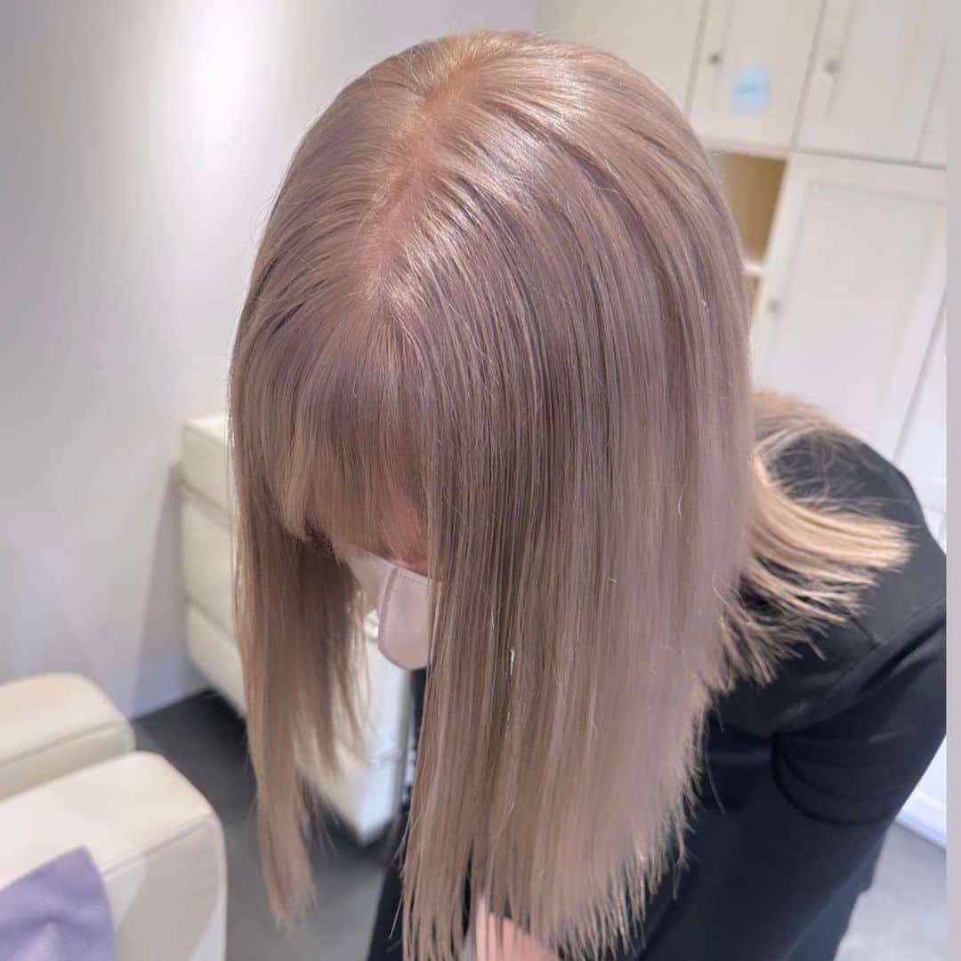 Beleza_official_instagramのインスタグラム：「ミルクティーグレージュ♡ ブリーチ2〜3 ・  色落ちまで綺麗なカラー やわらかいカラー 一人ひとりに似合うカラー お任せください✊🌼🌟 ブリーチは誰に任せるかでダメージが 変わってきます！ ご予約はDMorホットペッパーから お願いします😉💕 Rei指名していただければ 絶対に可愛くします✊ belezaに来たことある方でもRei指名可能です😇 "また会いたい"と思わせます❗️ ・ わからないことがあればDMまでお願いします🤲  黒染め、縮毛履歴はハイブリーチメニューで ご予約ください🤲 記載のお時間より、ブリーチの抜け具合で お時間かかる場合がございます。 当日は長めに見ていただければ助かります。 お任せください♡♡」
