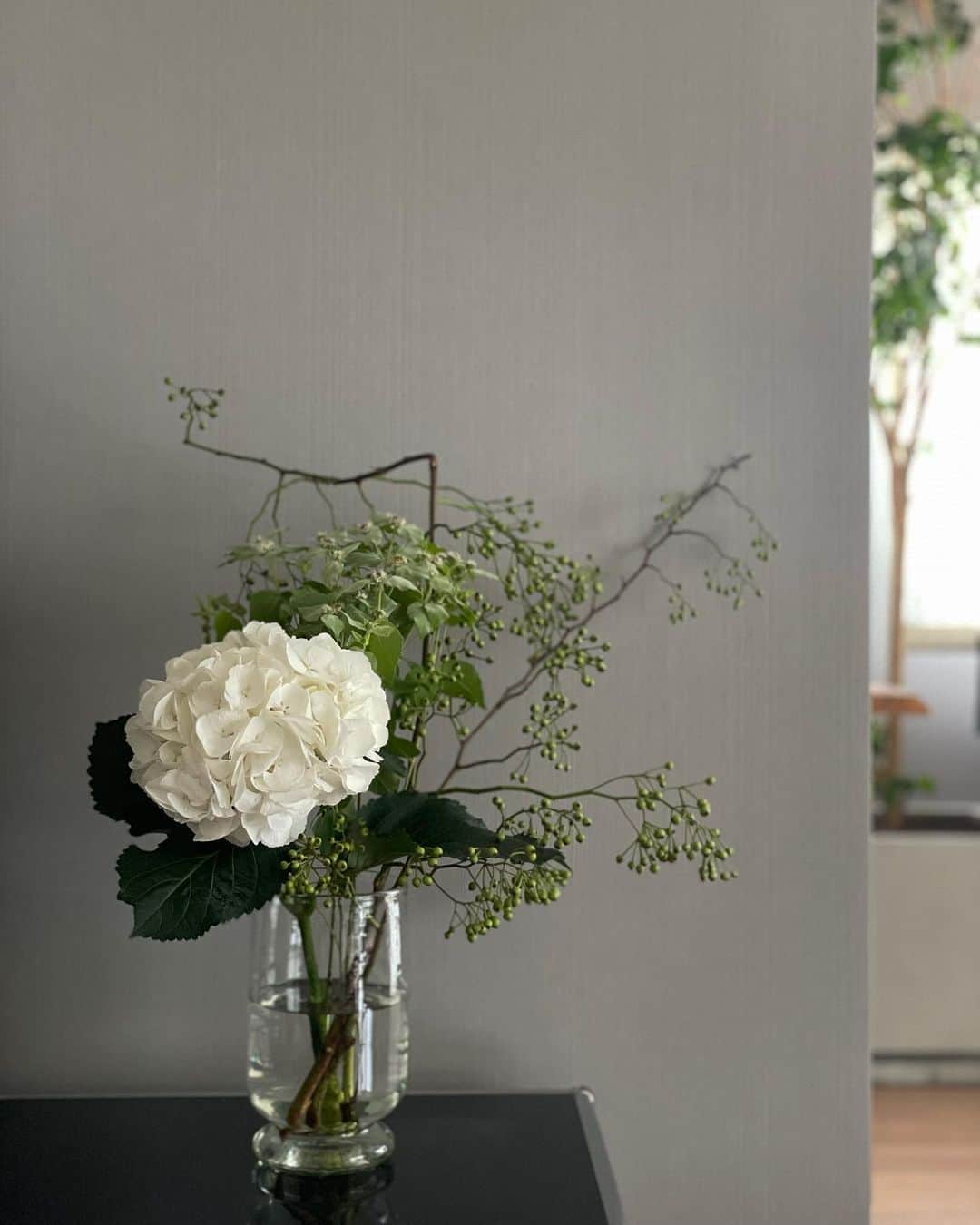 松見早枝子さんのインスタグラム写真 - (松見早枝子Instagram)「暑いので、涼しげな花。 ・ #白紫陽花 に、#マウンテンミント #バラの実 。 ・ そして、空間や精神の浄化によい#ティンシャ の音。 ・ 大好きな#アスティエドヴィラット のお香から、#ストックホルム 🌿 暖かで落ち着く香りの中に爽やかさがあるので、今時期の昼間にも👌✨ ・ ニュースは猛暑注意ばかりだけれど、せっかくだから夏の風情も楽しみたいですね☺️🎐🍧 ・ ・ #花のある暮らし #花のある風景 #花のある生活 #夏の風景 #夏の愉しみ #lifewithflowers #tingsha #incensesticks #astierdevillatte #粮理家 #ウェルネスフードスタイリスト #松見早枝子 #wellnessfoodstylist #saekomatsumi」7月7日 10時41分 - saekomatsumi