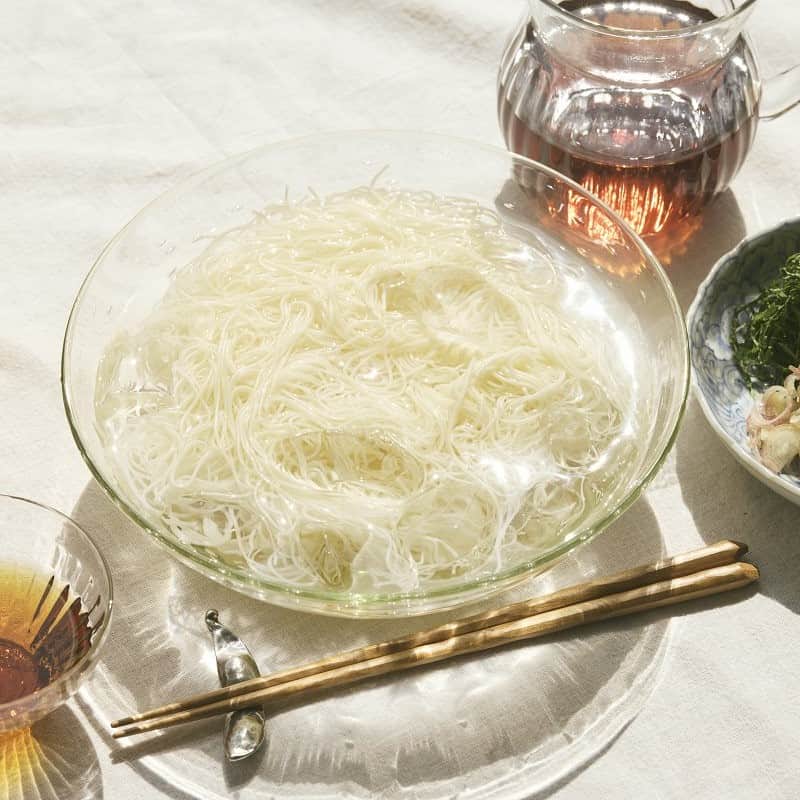 TODAY'S SPECIALのインスタグラム：「<涼を納る> 　 涼を納る7/6～ 　 高温多湿の日本の夏には、 昔から食べるもので涼をとる知恵が伝えられてきました。 　 蒸し暑い毎日で、 体力を消耗するのに食欲も落ちてしまいがち。 火を長く使う調理も避けたいとなると 自然に浮かび上がってくるのが、麺。 　 短時間でつくれて、のどごしもいい。 夏の麺を味わいつくしませんか。 　 TODAY’S SPECIAL各店では、日本各地から届いた麺をはじめ、 夏の食卓を彩る器などを取り揃えました。 涼を感じる夏の麺を楽しみませんか。 　 　 涼を納る 2023年7月6日(木)～8月16日(水) Jiyugaoka / Shibuya / Shinjuku / ONLINE STORE 2023年7月7日(金)～8月17日(木) Hibiya / Ebisu / Futakotamagawa / Kyoto / Kobe *会期最終日は17時までの開催となります。 　 　 #todaysspecial #トゥデイズスペシャル ＃夏の麺 #麺 #納涼 #jiyugaoka #渋谷ヒカリエ #ルミネ新宿 #神戸bal #京都bal #東京ミッドタウン日比谷 #恵比寿ガーデンプレイス #高島屋二子玉川  #玉川高島屋ショッピングセンター」