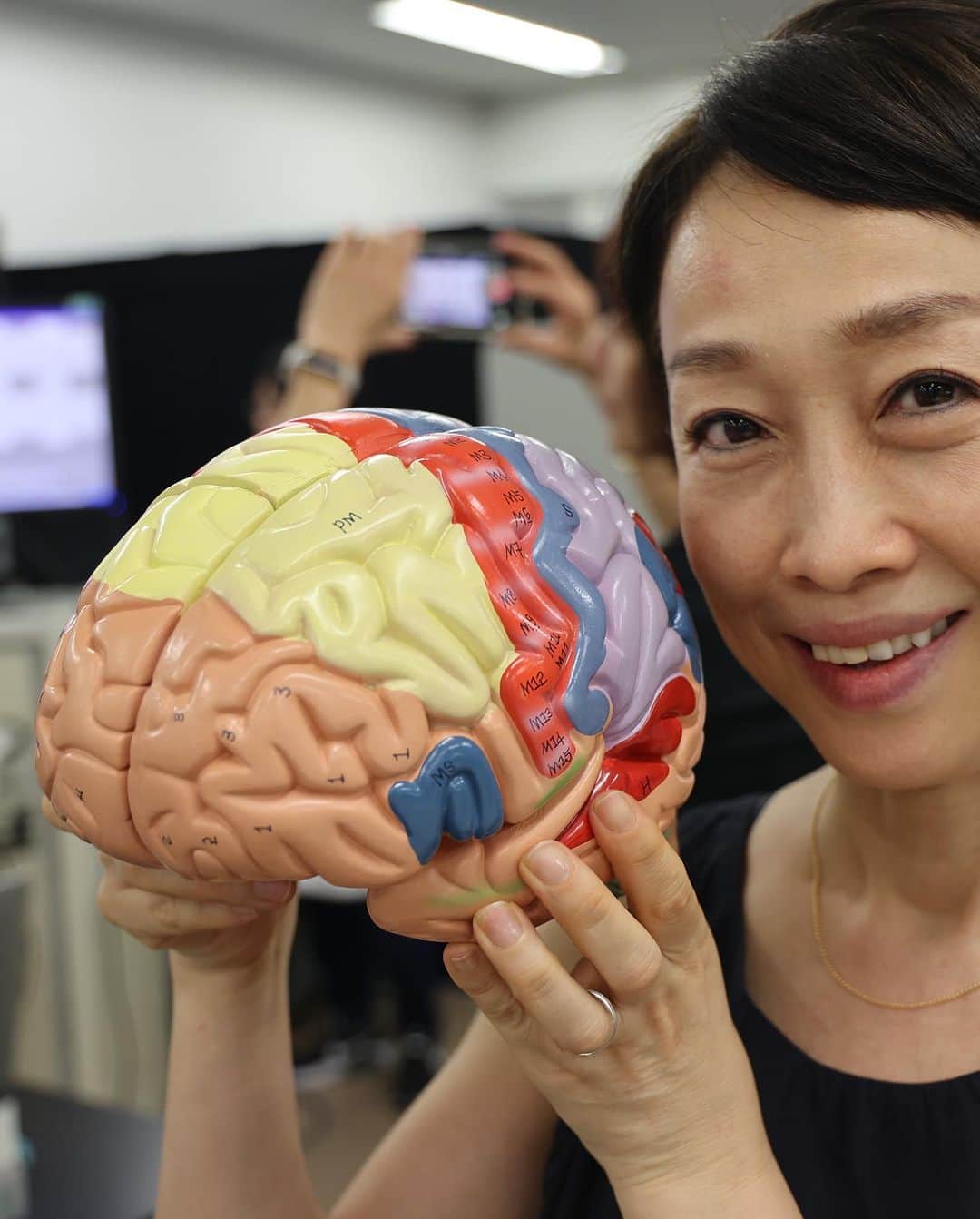 間々田佳子さんのインスタグラム写真 - (間々田佳子Instagram)「公立諏訪東京理科大学　篠原菊紀教授研究室の学生さんが私の脳活顔筋トレに興味を持ってくださり、先日、脳の測定を行ってきました。  顔は脳に1番近い部分。 間々田式脳活顔筋トレは、顔を動かすだけでなく、脳が喜ぶいくつかの条件を加えながら顔を楽しく動かすメソッドです。  老人介護施設で教えていても、個人的にはとても手ごたえを感じていますので、このような測定結果でさらに色々なことがわかってきたらと期待しています！  このメソッドが日本世界に広まり みんなが更に元気になったらいいなー。と 夢は膨らむばかり❤️  #間々田式脳活顔筋トレ #脳活コアフェイストレーニング #地球を元気にする #コアフェイストレーニング脳活 #自力トレーニング #脳の活性化を目指して」7月7日 10時49分 - yoshiko.mamada