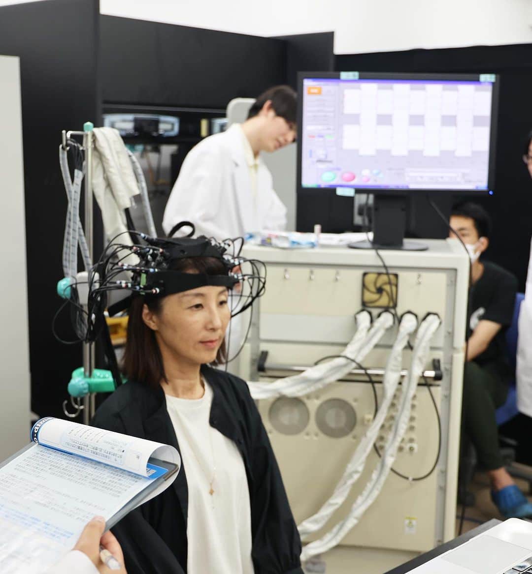 間々田佳子さんのインスタグラム写真 - (間々田佳子Instagram)「公立諏訪東京理科大学　篠原菊紀教授研究室の学生さんが私の脳活顔筋トレに興味を持ってくださり、先日、脳の測定を行ってきました。  顔は脳に1番近い部分。 間々田式脳活顔筋トレは、顔を動かすだけでなく、脳が喜ぶいくつかの条件を加えながら顔を楽しく動かすメソッドです。  老人介護施設で教えていても、個人的にはとても手ごたえを感じていますので、このような測定結果でさらに色々なことがわかってきたらと期待しています！  このメソッドが日本世界に広まり みんなが更に元気になったらいいなー。と 夢は膨らむばかり❤️  #間々田式脳活顔筋トレ #脳活コアフェイストレーニング #地球を元気にする #コアフェイストレーニング脳活 #自力トレーニング #脳の活性化を目指して」7月7日 10時49分 - yoshiko.mamada