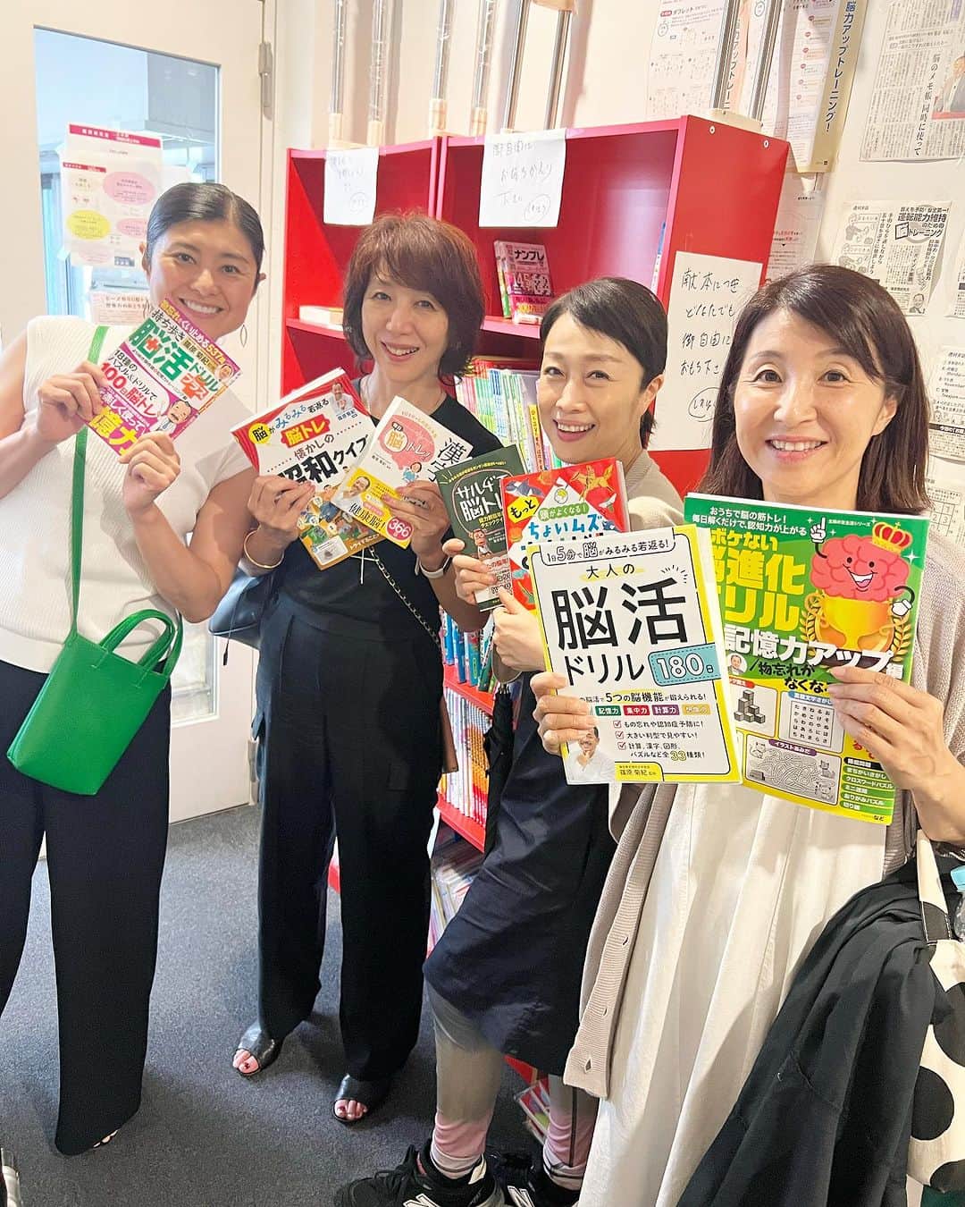 間々田佳子さんのインスタグラム写真 - (間々田佳子Instagram)「公立諏訪東京理科大学　篠原菊紀教授研究室の学生さんが私の脳活顔筋トレに興味を持ってくださり、先日、脳の測定を行ってきました。  顔は脳に1番近い部分。 間々田式脳活顔筋トレは、顔を動かすだけでなく、脳が喜ぶいくつかの条件を加えながら顔を楽しく動かすメソッドです。  老人介護施設で教えていても、個人的にはとても手ごたえを感じていますので、このような測定結果でさらに色々なことがわかってきたらと期待しています！  このメソッドが日本世界に広まり みんなが更に元気になったらいいなー。と 夢は膨らむばかり❤️  #間々田式脳活顔筋トレ #脳活コアフェイストレーニング #地球を元気にする #コアフェイストレーニング脳活 #自力トレーニング #脳の活性化を目指して」7月7日 10時49分 - yoshiko.mamada