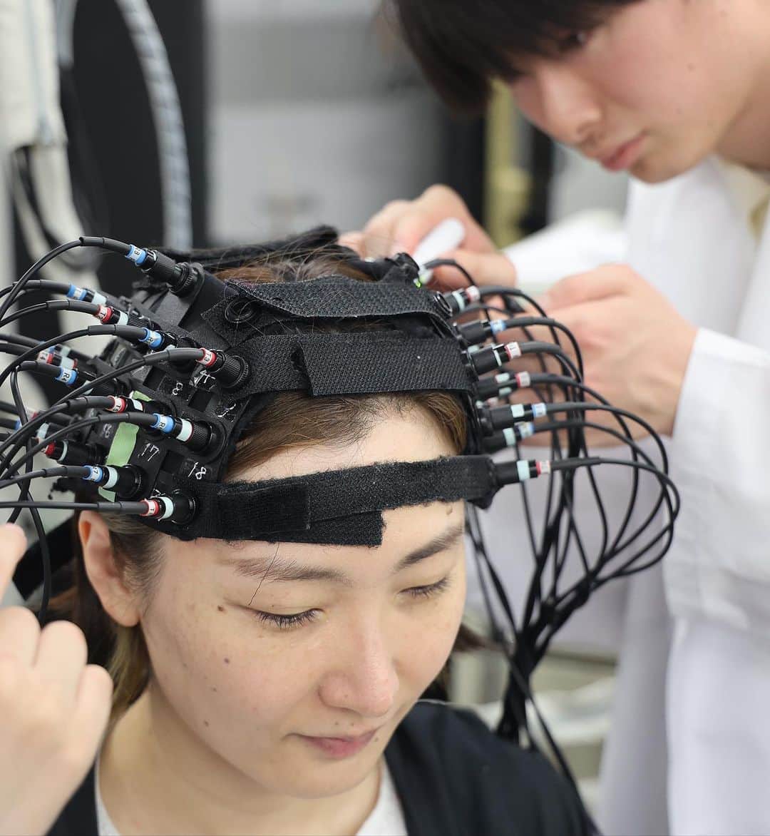 間々田佳子さんのインスタグラム写真 - (間々田佳子Instagram)「公立諏訪東京理科大学　篠原菊紀教授研究室の学生さんが私の脳活顔筋トレに興味を持ってくださり、先日、脳の測定を行ってきました。  顔は脳に1番近い部分。 間々田式脳活顔筋トレは、顔を動かすだけでなく、脳が喜ぶいくつかの条件を加えながら顔を楽しく動かすメソッドです。  老人介護施設で教えていても、個人的にはとても手ごたえを感じていますので、このような測定結果でさらに色々なことがわかってきたらと期待しています！  このメソッドが日本世界に広まり みんなが更に元気になったらいいなー。と 夢は膨らむばかり❤️  #間々田式脳活顔筋トレ #脳活コアフェイストレーニング #地球を元気にする #コアフェイストレーニング脳活 #自力トレーニング #脳の活性化を目指して」7月7日 10時49分 - yoshiko.mamada