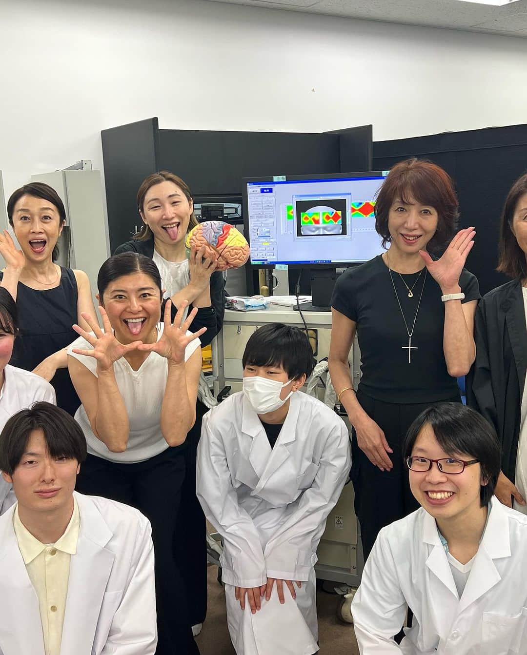 間々田佳子さんのインスタグラム写真 - (間々田佳子Instagram)「公立諏訪東京理科大学　篠原菊紀教授研究室の学生さんが私の脳活顔筋トレに興味を持ってくださり、先日、脳の測定を行ってきました。  顔は脳に1番近い部分。 間々田式脳活顔筋トレは、顔を動かすだけでなく、脳が喜ぶいくつかの条件を加えながら顔を楽しく動かすメソッドです。  老人介護施設で教えていても、個人的にはとても手ごたえを感じていますので、このような測定結果でさらに色々なことがわかってきたらと期待しています！  このメソッドが日本世界に広まり みんなが更に元気になったらいいなー。と 夢は膨らむばかり❤️  #間々田式脳活顔筋トレ #脳活コアフェイストレーニング #地球を元気にする #コアフェイストレーニング脳活 #自力トレーニング #脳の活性化を目指して」7月7日 10時49分 - yoshiko.mamada