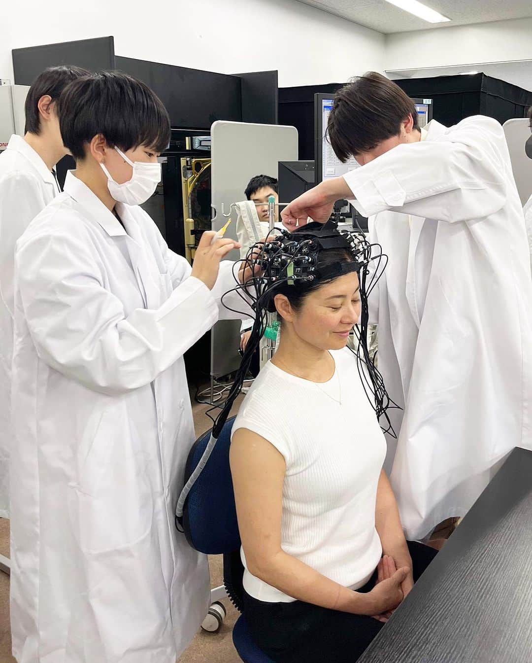 間々田佳子のインスタグラム：「公立諏訪東京理科大学　篠原菊紀教授研究室の学生さんが私の脳活顔筋トレに興味を持ってくださり、先日、脳の測定を行ってきました。  顔は脳に1番近い部分。 間々田式脳活顔筋トレは、顔を動かすだけでなく、脳が喜ぶいくつかの条件を加えながら顔を楽しく動かすメソッドです。  老人介護施設で教えていても、個人的にはとても手ごたえを感じていますので、このような測定結果でさらに色々なことがわかってきたらと期待しています！  このメソッドが日本世界に広まり みんなが更に元気になったらいいなー。と 夢は膨らむばかり❤️  #間々田式脳活顔筋トレ #脳活コアフェイストレーニング #地球を元気にする #コアフェイストレーニング脳活 #自力トレーニング #脳の活性化を目指して」