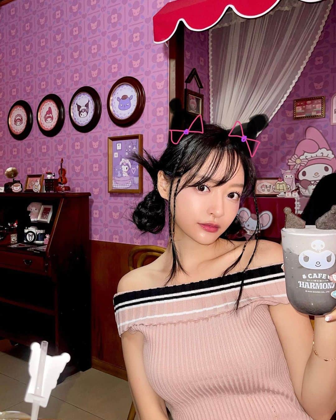 ᴅᴏᴜʙʟᴇsᴏᴜᴘのインスタグラム：「#카페하모니 에서 쿠로미 만나고 왔찌이🖤 캐치테이블로 예약하고 가야하는데 이용시간 50분 실화냐며… 🥹🫶 더 있고 싶었는데 아슙슙… 🫨🫨 흑임자라떼가 젤 맛있어서 추천해요요 🖤🖤🖤」