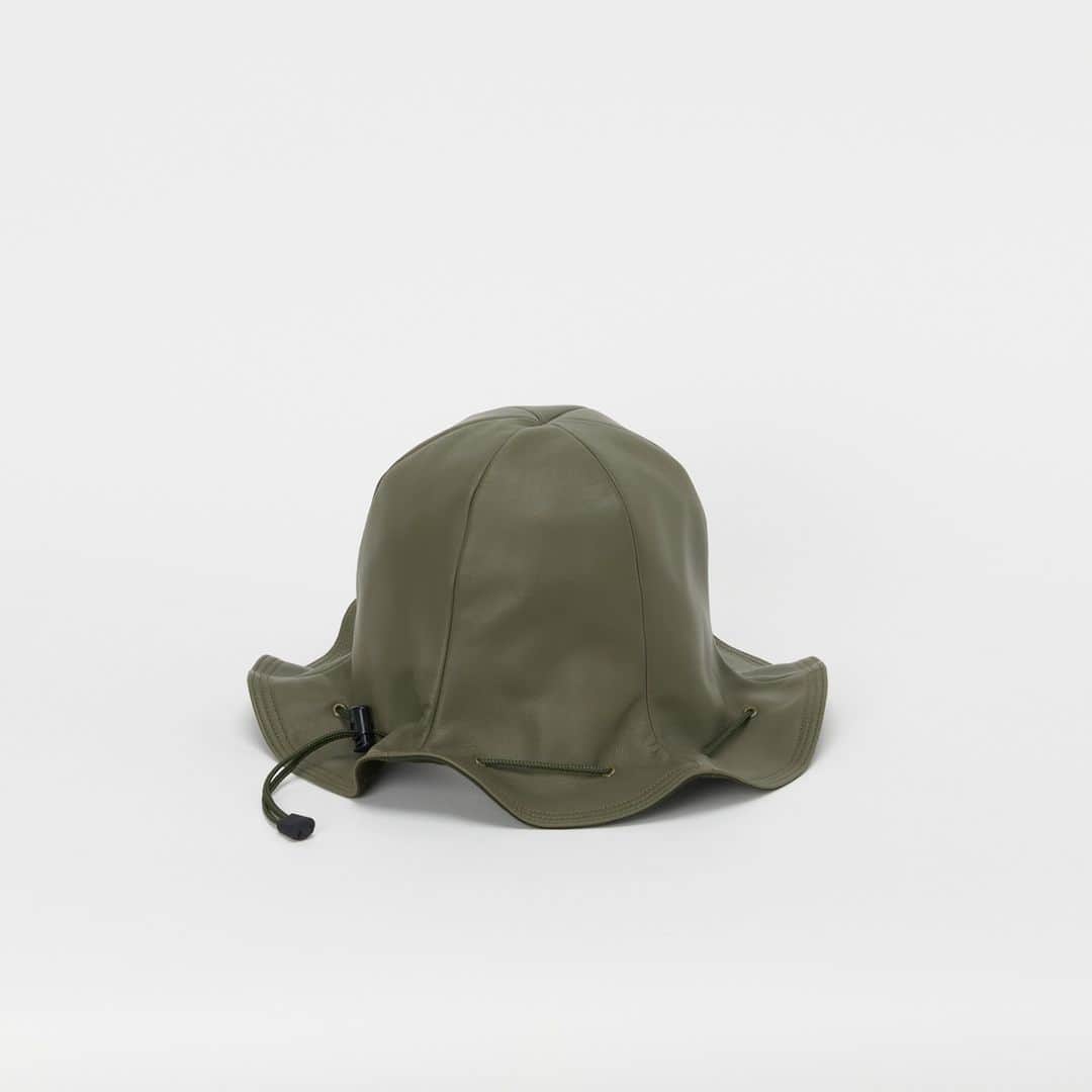 エンダースキーマのインスタグラム：「New collection, 2023sa(summer/autumn) will be at stores from the 8th of Jul. *flagship stores @sukima_shop and retailers in Japan *abroad late Sep  model: sheep kinchaku hat color: black, khaki  #henderscheme #2023sa」