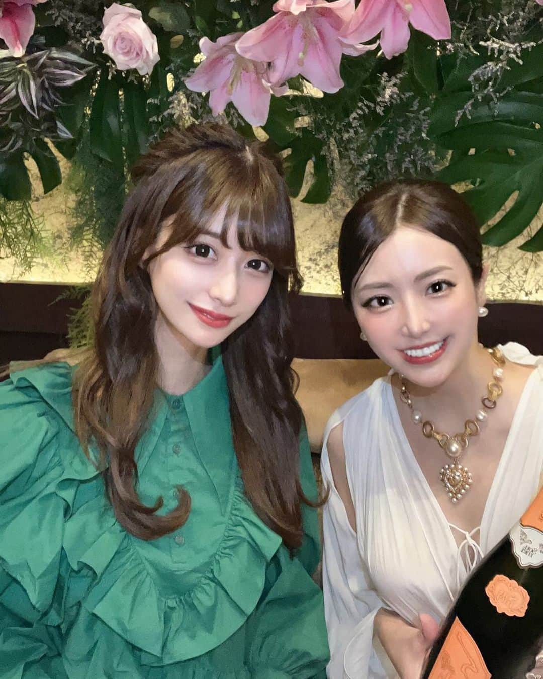 ことみのインスタグラム：「時差ですが… ゆいさんのお誕生日行った時💗  毎年伺っている🥺 めちゃくちゃ優しくて 本当尊敬している推し、、😌 なかなか私が珍しく憧れの方🥰 もっと色々話したいけど いつもゆっくり出来なくて🥲 いつかもっと話してみたい🥰🥰  . . #新宿#歌舞伎町#歌舞伎町キャバ嬢#歌舞伎#キャバクラ#キャバクラ嬢#revju#キャバ嬢#ワンピース#かわいい#キラキラ#ことみ」