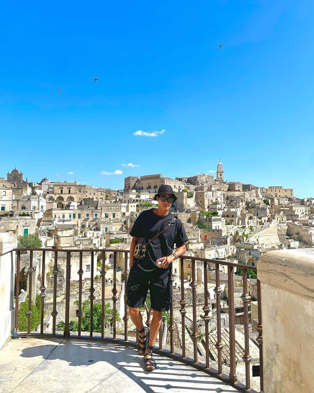 ペ・ジョンナムのインスタグラム：「Matera 이동네 완전 느낌있네 느낌있어 🤠💚🤍♥️⛪🛕🏰💒🏛️🛖」