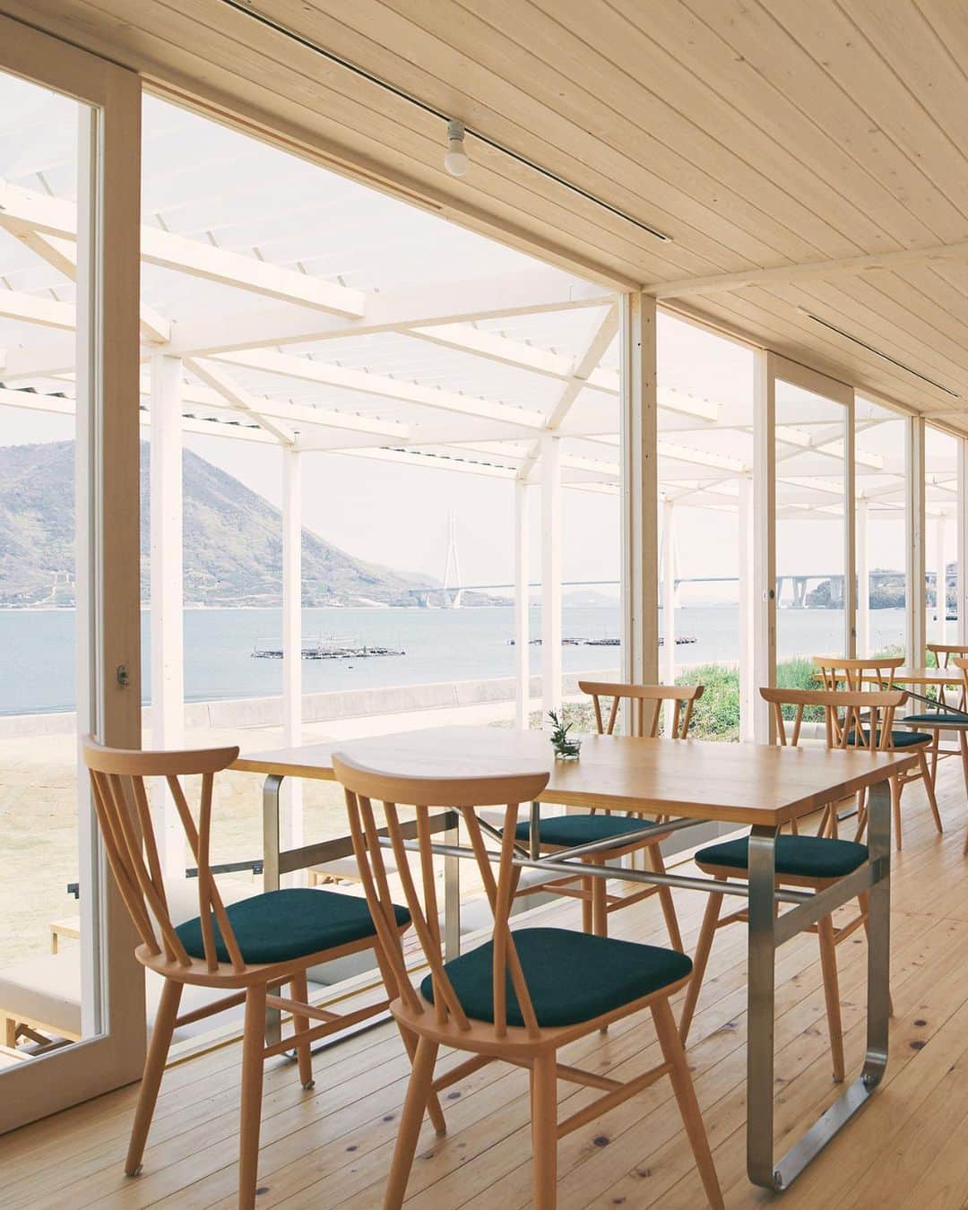 ELLE DECOR JAPANさんのインスタグラム写真 - (ELLE DECOR JAPANInstagram)「休憩や食事のために限らず、カフェを目的地に旅行プランを立てる人も多くいるのでは？　今回は建築家が手がけたデザインの優れた空間と絶好の風景を満喫できるカフェを厳選してご紹介。  1-2.......ザ・カフェ by アマン（東京都） ホテルの麓、地上階の“大手町の森”の豊かな緑に包まれた「ザ・カフェ by アマン」は、ビジネス街にある都会のオアシス的存在  3-4.....日本平夢テラス（静岡県） 駿河湾越しに仰ぎ見る富士山、眼下に見える清水港、伊豆半島、南アルプスを望み、空中回廊を歩きながら四方の眺望を楽しめる。  5-6......COEDA HOUSE（静岡県） バラやハーブをはじめとするガーデンや神社、工房などから構成される熱海の人気スポット「ACAO FOREST」にあるカフェ。開放的な空間で相模湾と空の雄大な景色を望める。  7-8......しまなみ海道 WAKKA（愛媛県） オープンテラスカフェでは、瀬戸内海に浮かぶ島々と多々羅大橋を望むオーシャンビューと地元産の素材をふんだんに使った料理やドリンクを堪能できる。  「エル・デコ」デジタルでは、8つのスポットを詳しく紹介中なので、合わせてチェックして！  #絶景 #絶景カフェ #国内旅行 #カフェ巡り #COEDA HOUSE #隈研吾#しまなみ海道WAKKA #THECAFEbyAMAN #アマン東京 #日本平夢テラス #倉林貴彦 #ケリーヒル #KerryHill #カフェ #カフェ好き」7月10日 19時35分 - elledecorjapan