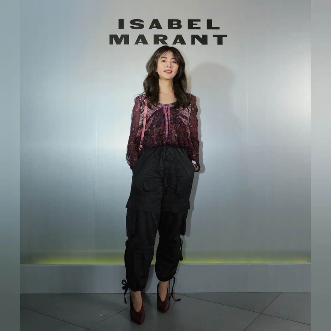 Yoshiko Kris-Webb クリス-ウェブ佳子のインスタグラム：「昨夜は久しぶりに夜のお出かけ。大好きなイザベルマランの新旗艦店「イエローハウス」のオープニングイベントへ。偶然にもデザイナー御本人、イザベルさんとおそろいルック。  国内唯一のISABEL MARANT直営店となるこの青山店は、コンセプチュアルアーティスト曽根裕さんとのコラボレーション。かなり異彩を放つ外観です。建築好きにもたまらないショップです。  @isabelmarant 所在地 : 東京都港区南青山5-9-8 営業時間 : 11:00〜20:00  #ISABELMARANT」