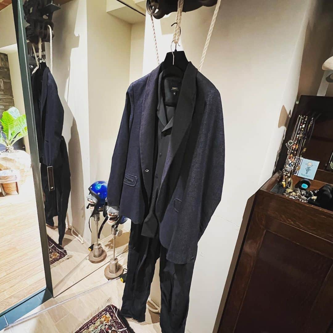 伊勢谷友介のインスタグラム：「3年越しのクローゼット改造計画をやっと実行。 『明日着て行く服を掛けるトルソー的なヤツ』を作りました。 街に出かける時、出発が早朝の時、洋服が決まらなくてバタバタするより、コーヒーを飲んでゆっくりと出かけたいんです。 　機械的な機能に惹かれて、昔々に購入した滑車を、レールを作って滑らせられます。向きも左右に振ることもできます。 　機能過多と、やたら重そうな事が、デコラティブで大好きなパーツが家に増えました❣️ 　トルソーだと着せなきゃいけないけれど、これならハンガーごと掛け替えるだけで、ご覧の通りです！ 嬉しいな！ ノリちゃん、いつもありがとう😊  #closet  #torso #マネキン #fashion」