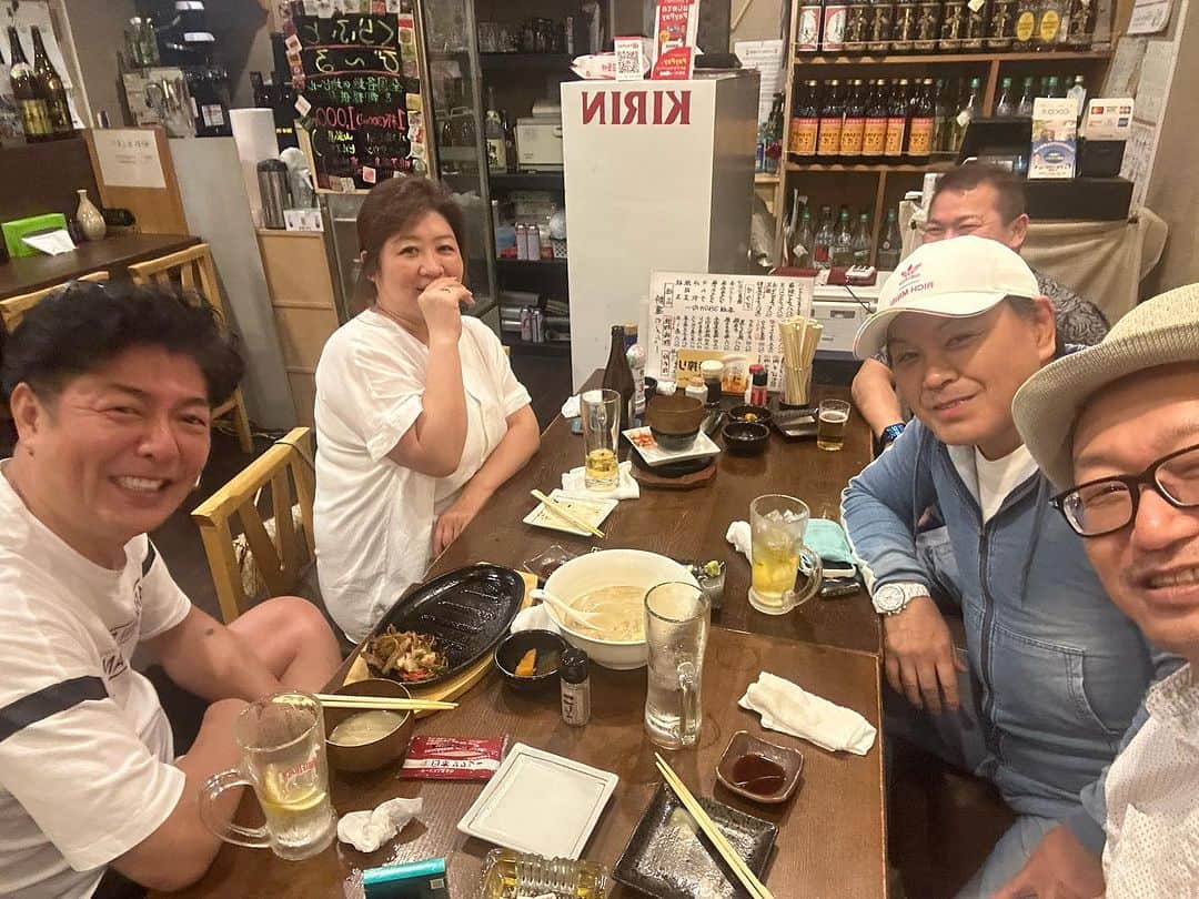 島津健太郎さんのインスタグラム写真 - (島津健太郎Instagram)「関西の写真が溜まってる💦  某日 マダムシンコの信子さん、幸治さんに久しぶりにお会いしました！ わざわざお店貸切にしてくださってありがとうございました！ 足立社長、そしてプラチナデンタルクリニック理事長の久富先生をご紹介して頂き、楽しい時間を過ごさせていただきました！  写真撮ってないけど食事が美味いのは勿論、シャンパンも超美味かった！！けどダブルマグナムボトル⁉︎(3000ml)×2は当分いらないです😅 みんな二日酔いなってたんちゃうかな？😆  某日 地元で飲んでたら姉の同級生と偶然再会！タキオ君、車で来てるからって酒を飲まず、うどんしか食べてないのに先に呑み倒してた俺らの分、何も言わずサラッと支払って帰って行った😳 相変わらずカッコいいなー！  某日 古巣のアクションチームの社長と後輩達！16からお世話になってます！脚の筋がおかしくて歩く時引きずってて心配だったけど、『明日ゴルフやから先帰るで』ってだって🤣🤣🤣 二軒梯子で5時間は飲んでるのに相変わらず本当パワフル😆 清水さんご馳走様でした！ その後はみんな連れて朝まで何軒行ったんやろ?😓  某日 親戚とランチ。 焼きそば定食ごっちゃん！ 仕事の事とかアドバイスくれてホンマ頼れる兄貴です！ 話が尽きずまた会う約束して解散。 しかし息子が大きくなっててびっくりした🫢  某日 地元の先輩がやってるへジャンク専門店「耽羅」 テレビでも紹介される名店、20分くらい並んで入ったけどめっちゃ美味かった！僕が俳優を目指してる20才くらいの頃、東京のプロデューサーを紹介してくれて会いに行った話をしたら 『そんな事あったか？憶えてへんわ。 まぁ行動したお前が凄いんちゃうか？』って。 凄い流行ってるのに、やりたい事があるからと店を辞めるらしい。もう閉店したんかな？自分の信念を持って行動するのは相変わらず凄いなぁ！  親友、先輩、後輩、親戚、お世話になってる方々と楽しい時間の数々。  人生観、生き様、みんな本当に格好良い！ いつも刺激を沢山受ける。 ありがたやありがたや✨ 俺もユンケル飲んで頑張るか！💪😤  #マダムシンコ #マダムブリュレ #マダムシンコのゴル友 #マダム信子 #プラチナデンタルクリニック大阪 #肉創作味粋千なり #プランニング遊 #ヒーローショー #耽羅 #東三国 #グルメ #へジャンク #シャンパン #関西 #大阪」7月7日 11時34分 - k_super_xtreme