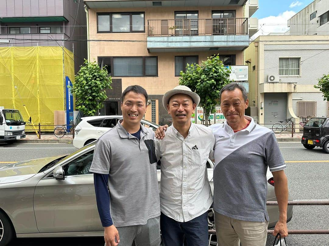 島津健太郎さんのインスタグラム写真 - (島津健太郎Instagram)「関西の写真が溜まってる💦  某日 マダムシンコの信子さん、幸治さんに久しぶりにお会いしました！ わざわざお店貸切にしてくださってありがとうございました！ 足立社長、そしてプラチナデンタルクリニック理事長の久富先生をご紹介して頂き、楽しい時間を過ごさせていただきました！  写真撮ってないけど食事が美味いのは勿論、シャンパンも超美味かった！！けどダブルマグナムボトル⁉︎(3000ml)×2は当分いらないです😅 みんな二日酔いなってたんちゃうかな？😆  某日 地元で飲んでたら姉の同級生と偶然再会！タキオ君、車で来てるからって酒を飲まず、うどんしか食べてないのに先に呑み倒してた俺らの分、何も言わずサラッと支払って帰って行った😳 相変わらずカッコいいなー！  某日 古巣のアクションチームの社長と後輩達！16からお世話になってます！脚の筋がおかしくて歩く時引きずってて心配だったけど、『明日ゴルフやから先帰るで』ってだって🤣🤣🤣 二軒梯子で5時間は飲んでるのに相変わらず本当パワフル😆 清水さんご馳走様でした！ その後はみんな連れて朝まで何軒行ったんやろ?😓  某日 親戚とランチ。 焼きそば定食ごっちゃん！ 仕事の事とかアドバイスくれてホンマ頼れる兄貴です！ 話が尽きずまた会う約束して解散。 しかし息子が大きくなっててびっくりした🫢  某日 地元の先輩がやってるへジャンク専門店「耽羅」 テレビでも紹介される名店、20分くらい並んで入ったけどめっちゃ美味かった！僕が俳優を目指してる20才くらいの頃、東京のプロデューサーを紹介してくれて会いに行った話をしたら 『そんな事あったか？憶えてへんわ。 まぁ行動したお前が凄いんちゃうか？』って。 凄い流行ってるのに、やりたい事があるからと店を辞めるらしい。もう閉店したんかな？自分の信念を持って行動するのは相変わらず凄いなぁ！  親友、先輩、後輩、親戚、お世話になってる方々と楽しい時間の数々。  人生観、生き様、みんな本当に格好良い！ いつも刺激を沢山受ける。 ありがたやありがたや✨ 俺もユンケル飲んで頑張るか！💪😤  #マダムシンコ #マダムブリュレ #マダムシンコのゴル友 #マダム信子 #プラチナデンタルクリニック大阪 #肉創作味粋千なり #プランニング遊 #ヒーローショー #耽羅 #東三国 #グルメ #へジャンク #シャンパン #関西 #大阪」7月7日 11時34分 - k_super_xtreme