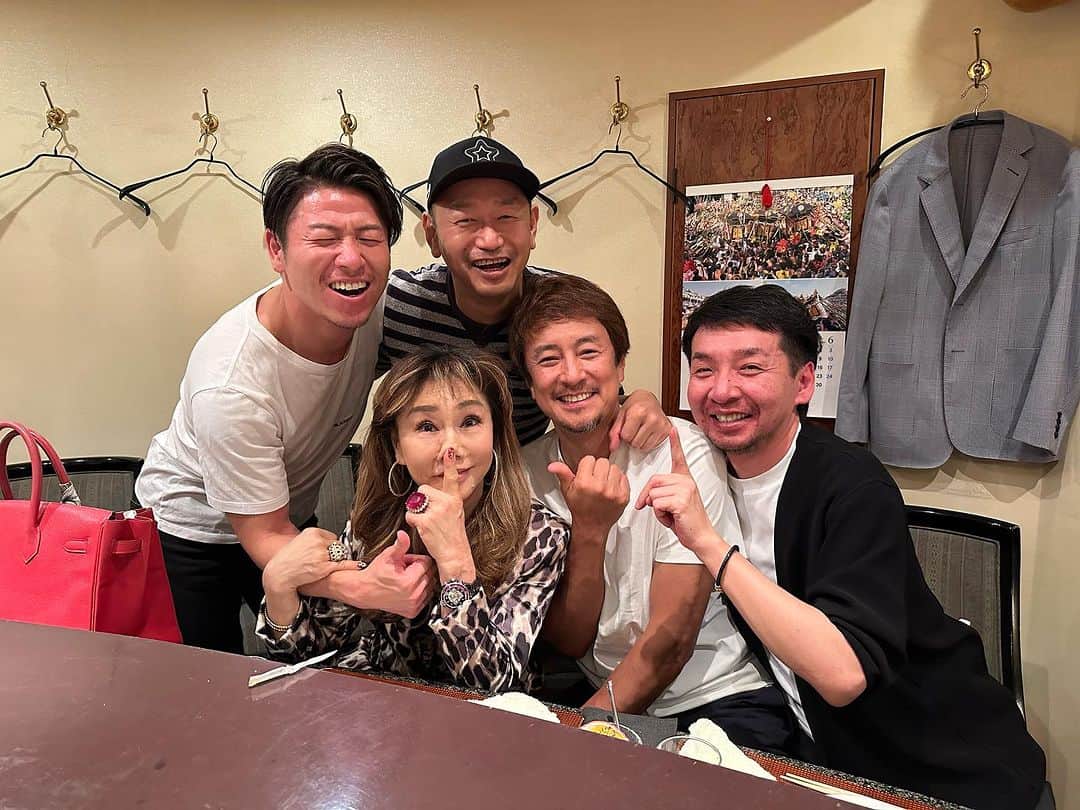 のインスタグラム：「関西の写真が溜まってる💦  某日 マダムシンコの信子さん、幸治さんに久しぶりにお会いしました！ わざわざお店貸切にしてくださってありがとうございました！ 足立社長、そしてプラチナデンタルクリニック理事長の久富先生をご紹介して頂き、楽しい時間を過ごさせていただきました！  写真撮ってないけど食事が美味いのは勿論、シャンパンも超美味かった！！けどダブルマグナムボトル⁉︎(3000ml)×2は当分いらないです😅 みんな二日酔いなってたんちゃうかな？😆  某日 地元で飲んでたら姉の同級生と偶然再会！タキオ君、車で来てるからって酒を飲まず、うどんしか食べてないのに先に呑み倒してた俺らの分、何も言わずサラッと支払って帰って行った😳 相変わらずカッコいいなー！  某日 古巣のアクションチームの社長と後輩達！16からお世話になってます！脚の筋がおかしくて歩く時引きずってて心配だったけど、『明日ゴルフやから先帰るで』ってだって🤣🤣🤣 二軒梯子で5時間は飲んでるのに相変わらず本当パワフル😆 清水さんご馳走様でした！ その後はみんな連れて朝まで何軒行ったんやろ?😓  某日 親戚とランチ。 焼きそば定食ごっちゃん！ 仕事の事とかアドバイスくれてホンマ頼れる兄貴です！ 話が尽きずまた会う約束して解散。 しかし息子が大きくなっててびっくりした🫢  某日 地元の先輩がやってるへジャンク専門店「耽羅」 テレビでも紹介される名店、20分くらい並んで入ったけどめっちゃ美味かった！僕が俳優を目指してる20才くらいの頃、東京のプロデューサーを紹介してくれて会いに行った話をしたら 『そんな事あったか？憶えてへんわ。 まぁ行動したお前が凄いんちゃうか？』って。 凄い流行ってるのに、やりたい事があるからと店を辞めるらしい。もう閉店したんかな？自分の信念を持って行動するのは相変わらず凄いなぁ！  親友、先輩、後輩、親戚、お世話になってる方々と楽しい時間の数々。  人生観、生き様、みんな本当に格好良い！ いつも刺激を沢山受ける。 ありがたやありがたや✨ 俺もユンケル飲んで頑張るか！💪😤  #マダムシンコ #マダムブリュレ #マダムシンコのゴル友 #マダム信子 #プラチナデンタルクリニック大阪 #肉創作味粋千なり #プランニング遊 #ヒーローショー #耽羅 #東三国 #グルメ #へジャンク #シャンパン #関西 #大阪」