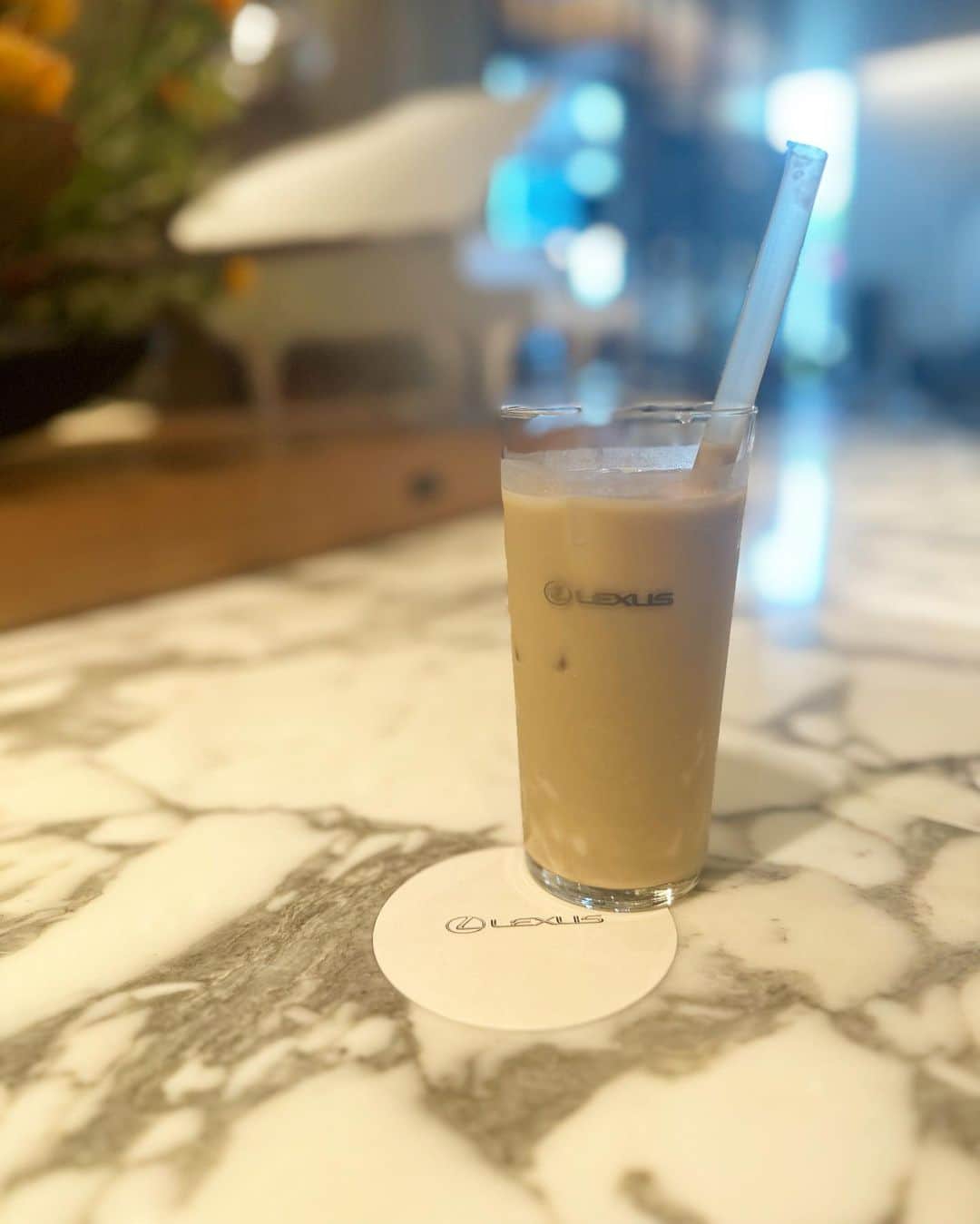 板橋瑠美のインスタグラム：「無料点検に来てる❤︎  店長さん、担当の上原さんとお久しぶりにお会いしました^ ^  日焼け止めが車内についてるの気になってたから、綺麗にしてもらえそうで嬉しい💓  そして気付かぬうちにできてた擦り傷？も綺麗にできそうな軽いものだったので綺麗になるみたいで嬉しい💓  ゴルフbag出し入れするときに両サイドに少し傷がついてしまってるのも綺麗になれるかやってみるとのことで ゴルフバッグの出し入れのコツを教えてもらおうと思ってる💓^ ^  いつも女子たちを乗せていく係やるから、綺麗に乗り続けられるように、オーナー頑張るよ💓」