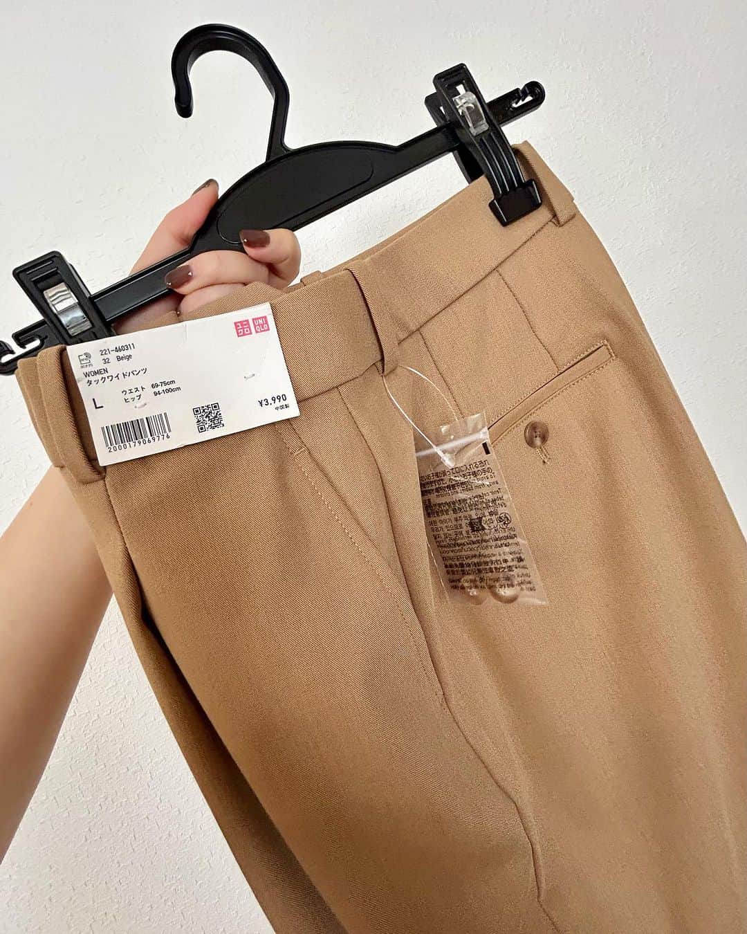 進藤やす子のインスタグラム：「＊ 濃いめのベージュのパンツを探していたところ、 @uniqlo_jp で最適解を発見🔍  このタックワイドパンツ、落ち感があってシルエットがとっても綺麗✨MとLを試着して1回じゃ決められず（正直好みの問題）、別日にまた試着に行ってLサイズを連れ帰りました。  この【32ベージュ】が一番高見えすると思うけど、色違いも検討中。なんせ3990円というプチプラ。安くて可愛いは正義！  #ユニクロ #ユニクロ購入品」