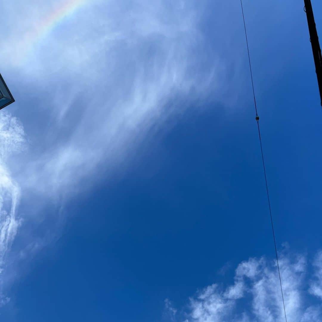 藤田朋子さんのインスタグラム写真 - (藤田朋子Instagram)「たまたま ほんとに ただ 空を撮った  #レンズのイタズラ #左角に虹🌈 #眩しすぎる夏 #空が好き」7月7日 11時55分 - chiendormant