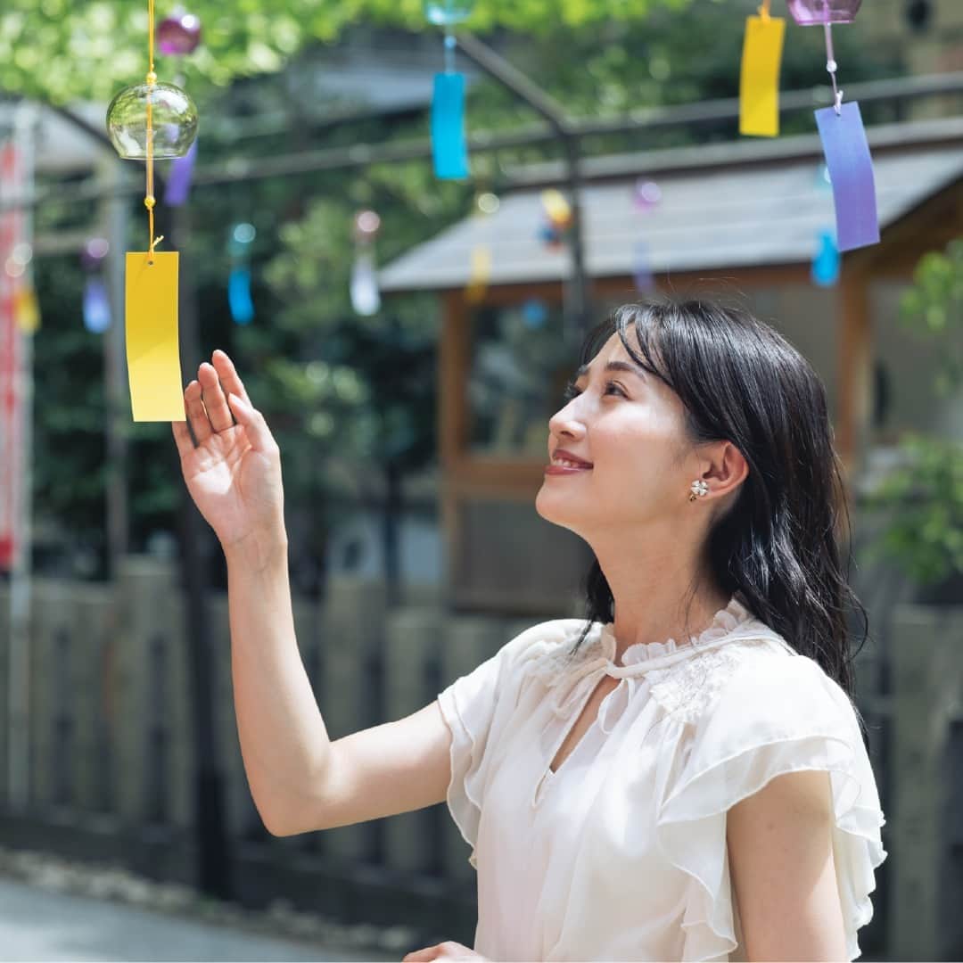 ヒルトン大阪 Hilton Osakaのインスタグラム：「7月7日は七夕の日。  風鈴の音を楽しんだり、短冊に願い事をのせたり。  まだまだ続く暑い日に、夏の風物詩を味わってみてはいかがでしょうか。🎐  @hiltonosaka  #ヒルトン大阪 #大阪旅行 #七夕」
