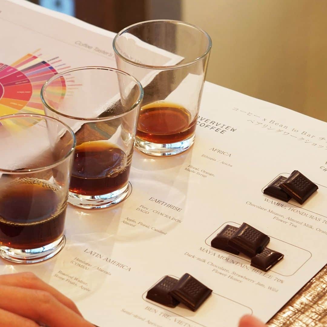 のインスタグラム：「受講者募集中！Overview Coffeeとのワークショップ第2弾☕️  7月25日（火）に、広島県尾道市の瀬戸田を拠点にするコーヒーロースタリー Overview Coffee と、コーヒー x チョコレートのペアリングワークショップを開催します。  第2回目の開催となる今回は、 同じ産地のコーヒー豆を使って異なる抽出方法で淹れた3種類のアイスドリンクをご用意。  生産地の異なる3種類のチョコレートとのペアリングをお楽しみいただけます。  コーヒーとチョコレート、それぞれの特徴を知り、組み合わせを楽しく体験しながら 自分好みのペアリングを発見してみませんか？  定員に限りがありますので、気になる方はお早めにお申し込みください！ ＊ワークショップは、Peatixにてお申し込みいただけます。 @dandelion_chocolate_japan  開催日時：7月25日（金）17:00〜18:30 開催場所：ファクトリー＆カフェ蔵前 参加費：7,150円（税込）  ======  Overview Coffee（@overviewcoffeejapan） コーヒーの栽培方法を見つめなおし、土壌の再生と気候変動問題の解決へ寄与することをミッションに、ポートランドで2020年春に発足したスペシャルティコーヒーロースターです。  #dandelionchocolate #ダンデライオンチョコレート #beantobar #craftchocolate #クラフトチョコレート #chocolate #チョコレート #cacao #カカオ #overview #ワークショップ #workshop #チョコレートワークショップ #コーヒーペアリング #コーヒーワークショップ #コーヒーのある暮らし #コーヒー好き #コーヒーライフ #チョコレート好き」