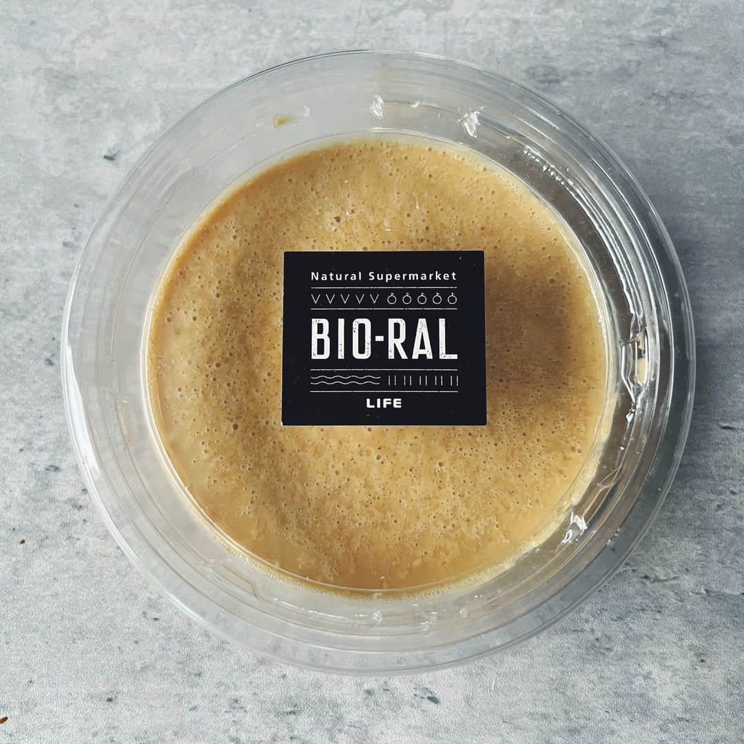BIO-RAL靭店さんのインスタグラム写真 - (BIO-RAL靭店Instagram)「100%ピーナッツでできた ビオラルのピーナッツバターを使って ひんやり美味しいグラノーラバーを 作ってみませんか？🥳❄️  ビオラルの『ピーナッツバター』は、 原材料に砂糖やバターを一切加えず 無塩のローストピーナッツのみを使用しています🥜 ピーナッツを店頭にある専用の機械に投入するとすぐに 砕かれたピーナッツがゆっくりと出てきて完成します♪ すごく濃厚でコクがあり、挽きたての香ばしい香りと ピーナッツの自然な甘みがしっかり感じられます✨  今回はピーナッツバターで グラノーラバーを作ってみました🧑‍🍳  材料のグラノーラは、小川生薬の 『国産もち麦グラノーラ』がおすすめです！ 砂糖・添加物・油を使わず焼き上げた 国産原料100%のグラノーラなので 素材の自然な味わいと、ポリポリと楽しい食感を お楽しみいただけます😊🫘  混ぜて冷蔵庫で固めるだけの簡単レシピなので お子さまと一緒に作るのもおすすめです🎶 ぜひお試しください💖  ✼••┈┈••✼••┈┈••✼••┈┈••✼••┈┈••✼••┈┈••✼  ＼おやつや朝食にも♪／ 「ピーナッツバター入りグラノーラバー」  【材料】  ◎グラノーラ…約100g ◎有塩バター…約8g ◎ビオラルのピーナッツバター…約15g ◎マシュマロ…約30g  【作り方】 ①耐熱ボウルにピーナッツバターとバターを入れ 電子レンジ600Wで20～30秒加熱し、なじませる  ②➊にマシュマロを加えて電子レンジ600Wで 30～50秒ほど形がなくなるまで加熱し、よく混ぜる  ③すぐにグラノーラを加えて 手際よく全体に➋の液が絡むように混ぜる  ④大きめのクッキングシートに➌を広げ、 四角形に整え、アイスの棒をさしこむ ※冷めるとかたくなるので手早く  ⑤表面にクッキングシートをかぶせ、 冷蔵庫で30分ほど冷やす 固まったら包丁で切り分け、 お好みでチョコレートなどでデコレーションする  完成です！👏  ✼••┈┈••✼••┈┈••✼••┈┈••✼••┈┈••✼••┈┈••✼  ◉おすすめ品 ビオラル ピーナッツバター 大：１カップ150g／本体価格298円  小川生薬  ・国産もち麦グラノーラ ・国産はとむぎグラノーラ 各120g／本体価格500円  ※価格は定番価格となりますので店頭表示価格と 異なる場合がございますがご了承ください🙏💦  ※ビオラル靭店・ビオラルエキマルシェ大阪店にて お取り扱いがあります。  皆さまの気になる商品は何ですか？♪  ビオラルで「買ってみました！」「試してみました！」など @bioral_west のタグをつけて教えてくださいね🍀  #プライベートブランド #ピーナッツバター #無糖ピーナッツバター #グラノーラ #グラノーラバー #手作りスイーツ #おうちおやつ #簡単レシピ #bioral #ビオラル #ビオラル靭店 #ビオラルエキマルシェ大阪店 #ライフ #ライフコーポレーション #ナチュラルスーパーマーケット #大阪スーパー #阿波座 #靭公園 #utsubopark #エキマルシェ大阪 #エキマルシェ #梅田 #大阪 #umeda #osaka #osakastation」7月7日 12時11分 - bioral_west