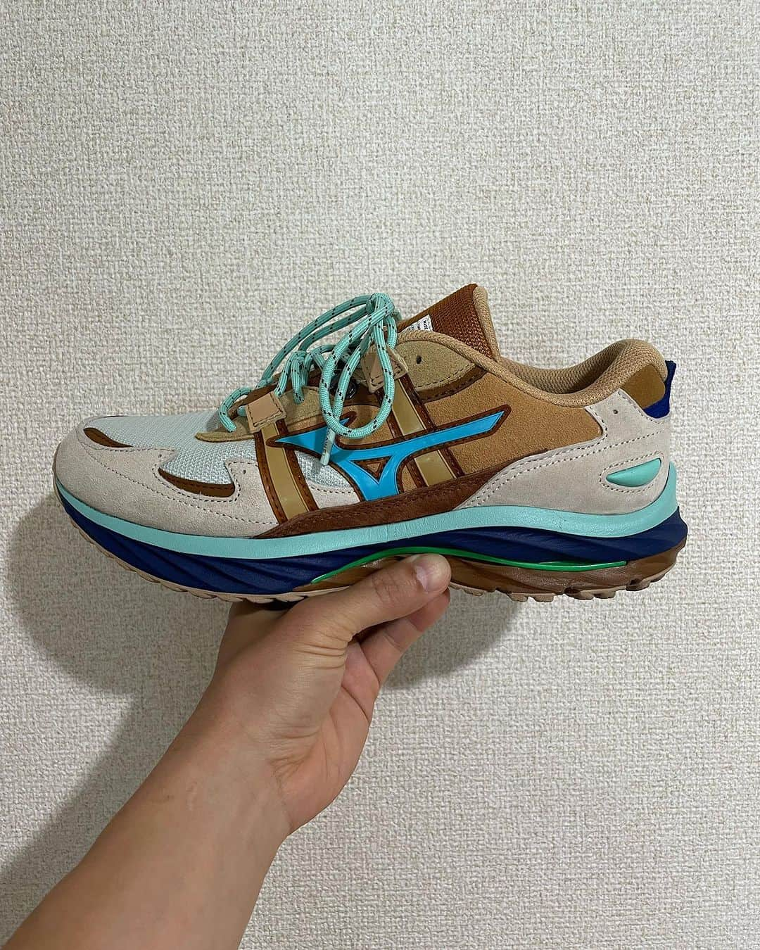 栗原祐太のインスタグラム：「👟スニーカー👟 digawel(@digawel_official ) × MIZUNO(@mizunojp )  絶妙な色使いと 履き心地の良さ  紐の靴もブラウンとミントグリーンを選べる様になっていて私はミントグリーンを選択  お気に入りの1足😁  #digawel #mizuno #ディガウェル #ファッション　#スニーカー #fashion #kicks #ミズノ #洋服　#服　#wear #おしゃれ　#お気に入り」