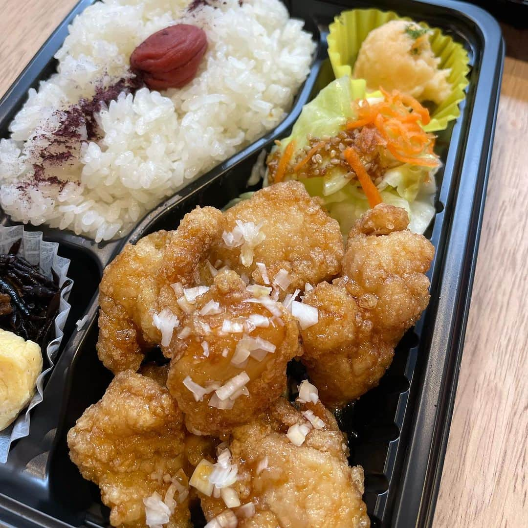 バルセンナリ食堂のインスタグラム：「今日のおすすめは  【ユーリンチー弁当】  唐揚げとタレの相性抜群✨️ ご飯がススム一品です(*^^*)  店内では定食でもご提供しております🍚  ぜひ一度ご賞味くださいませ🍀   #せんなり食堂   #金沢の定食屋さん   #金沢のお弁当屋さん   #ユーリンチー  #チキンカツ  #鮭のみそ焼き   #お弁当メニュー   #お弁当持ち帰りできます」