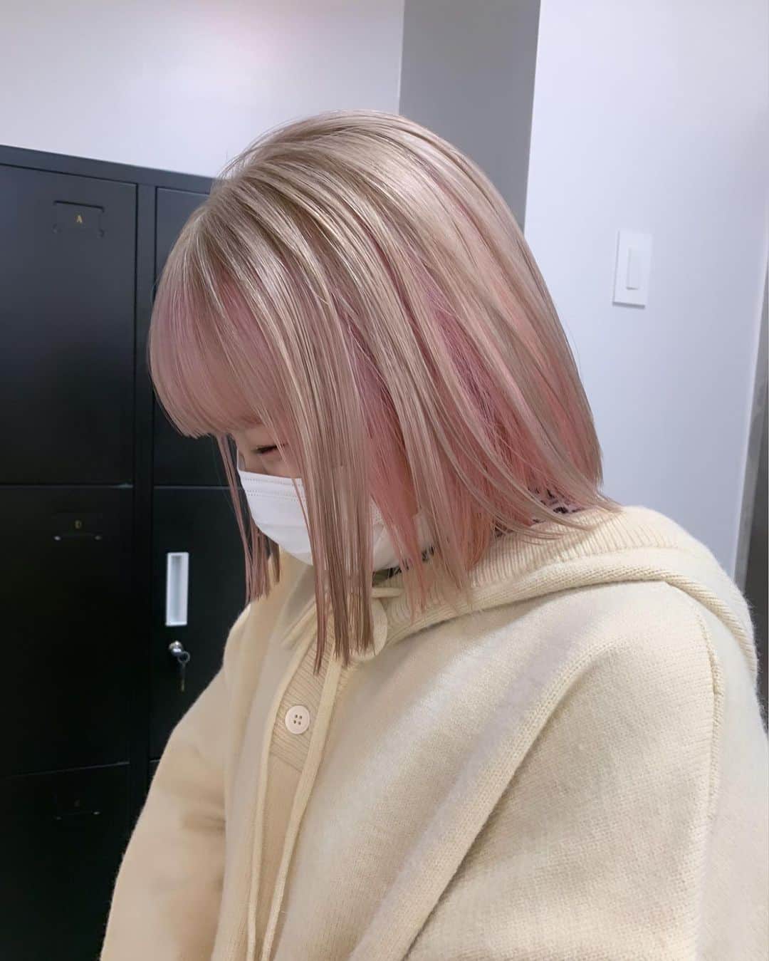 Beleza_official_instagramのインスタグラム：「ミルクティーとピンク 🎀  #ブリーチ2回 から♡  ＊選択クーポン＊ 【emi指名限定】と記載のメニューからお選びください  カット＋Wカラー＋内部補修トリートメント　¥20,000〜 カット＋ハイブリーチカラー＋内部補修トリートメント　¥26,400〜  ご予約はプロフィールに記載のURLホットペッパー又は、dmから 初回は髪の履歴や状態によりお時間が長くかかる可能性がありますのでハイブリーチメニューでのご予約がオススメです❕  ブリーチはだれを任せるかで仕上がりも、今後の髪の状態もとっても差がでる技術です ハイクオリティなヘア是非お任せください🎀  来店時にケアの方法もたっぷり お伝えします♡ ダメージレスでムラのない艶ハイトーン一緒に育てていきましょう🌙💫  #ヘアカラートレンド#リタッチブリーチ#ブリーチカラー#ブロンド#ハイトーン#ハイトーンカラー#ハイトーンピンク#ピンクカラー#ハイトーンミルクティー#グレージュカラー#ミルクティー#ミルクティーカラー#ピンクミルクティー#ミルクティーベージュ#ブロンドヘアー#ブロンドカラー#インナーカラー#ハイトーンボブ#ホワイトピンク#ピンクベージュ#ピンクブロンド#ホワイトベージュ#ホワイトカラー#ホワイトブロンド#抜きっぱなし#抜きっぱなしブロンド#emi_special」