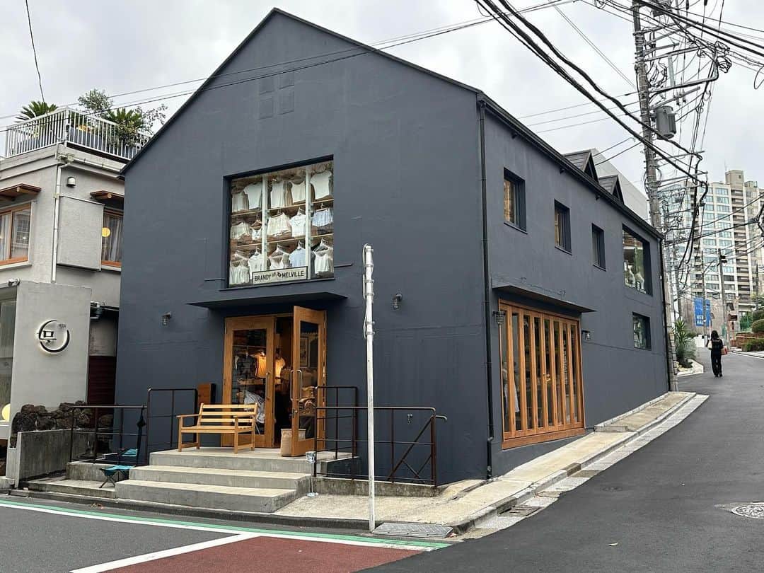 ブランディメルビルのインスタグラム：「Japan 🇯🇵 …We are open :) Brandy Melville Tokyo 本日オープンしました！ みなさまのご来店お待ちしております❤️  時間: 11時～19時 住所: 東京都渋谷区神宮前3-29-5」