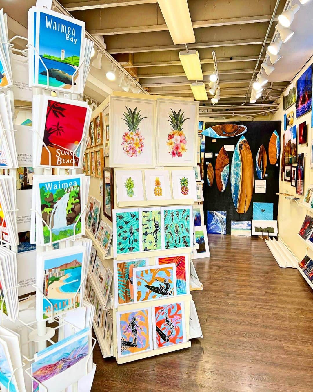 shihoさんのインスタグラム写真 - (shihoInstagram)「🩵🐬🩵🐬🩵 ・ 📍Waimea Blue Art Gallery ・ ノースショアマーケットプレイス内にある 『ワイメア・ブルー・アート・ギャラリー』 ・ オアフ在住ローカルアーティストのみの アートを取り扱う ギャラリー&ブティック。 ・ アートや雑貨、アクセサリーの販売もあり、 店内に入った瞬間から Hawaiiの美しいアートに包まれて癒し空間♡ ・ 日本人女性のオーナーさんが 実際に潜り撮影した 美しい海の中の景色が ポストカードやステッカーで 販売されていたり、 可愛くて美しくて欲しい物がたくさん♡ ・ 部屋に飾り いつでもHawaiiを感じられるアイテムが 多数販売されているので ぜひ見てみてね🩵 ・ #hawaii#islandofoahu#oahu#ハワイ#trip #オアフ島#travel#loco_hawaii#travel_jp #funtorip#タビジョ#旅MUSE#genic_travel #genic_mag#たびねす#旅行#genic_hawaii #waimeablueartgallery#ハレイワタウン#shop #haleiwa#northshore#art#town#oahuhawaii #tabijyomap_hawaii#lealeahawaii#2023」7月7日 12時20分 - shiho.ga8